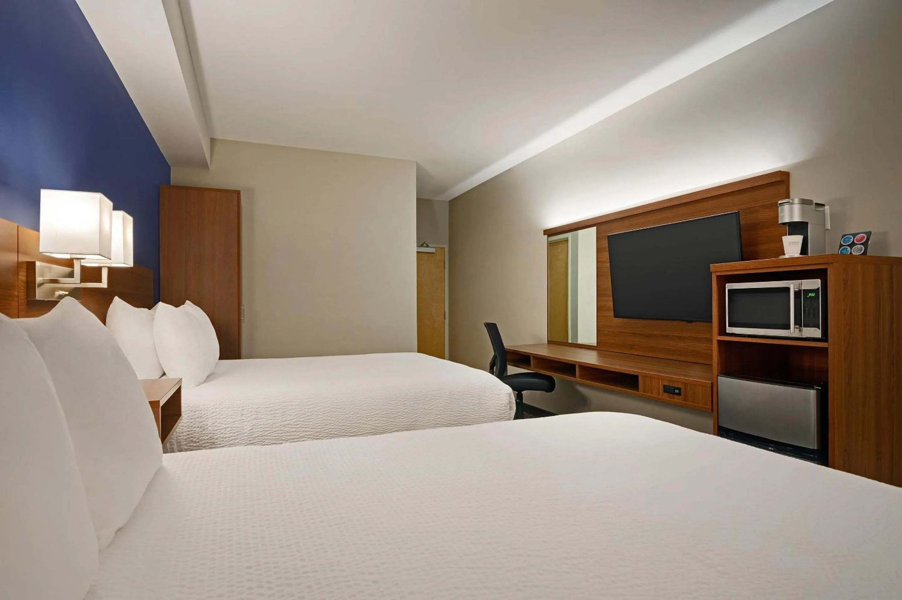 Bedroom, Bed in Park Inn by Radisson, Kelowna