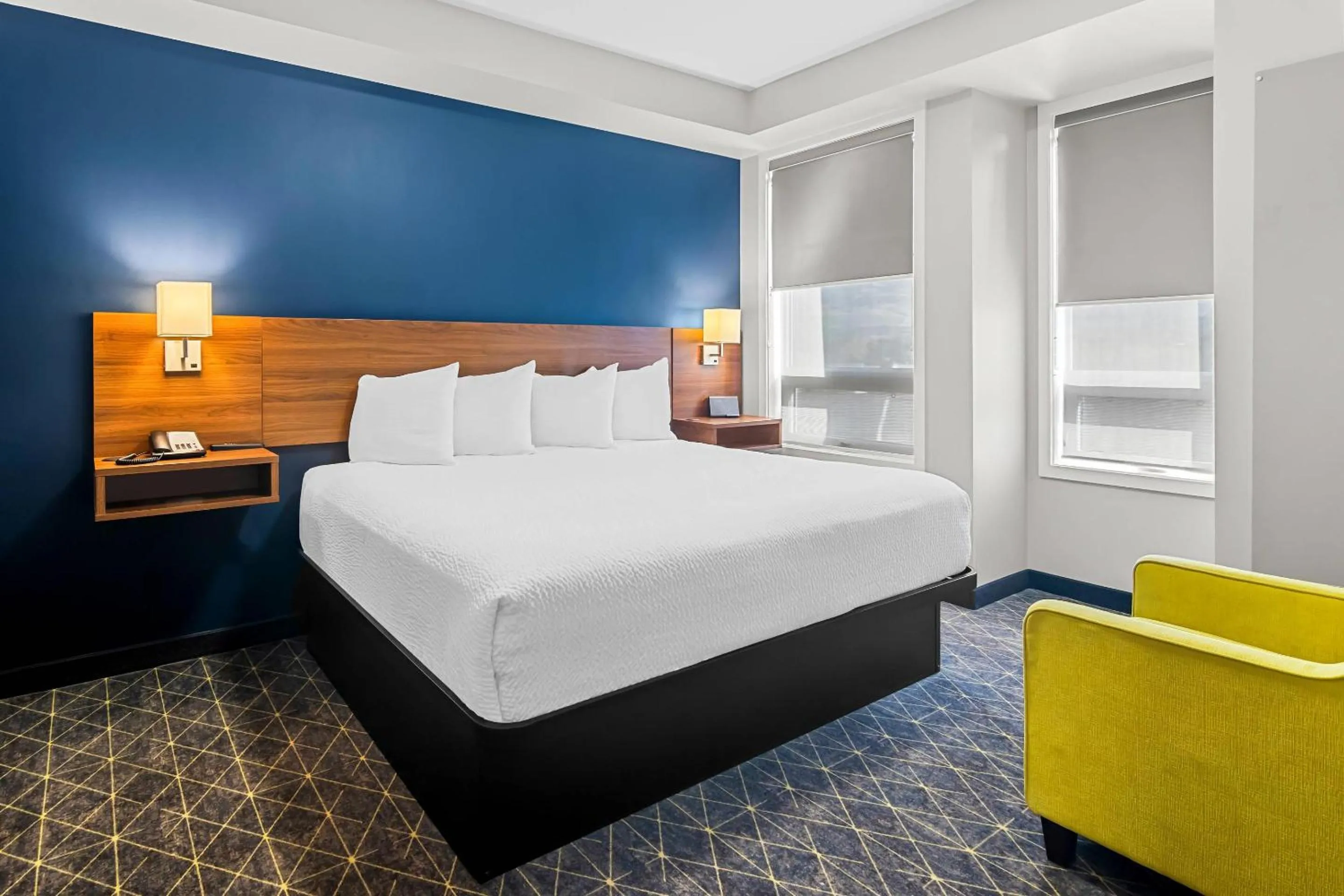 Bedroom, Bed in Park Inn by Radisson, Kelowna