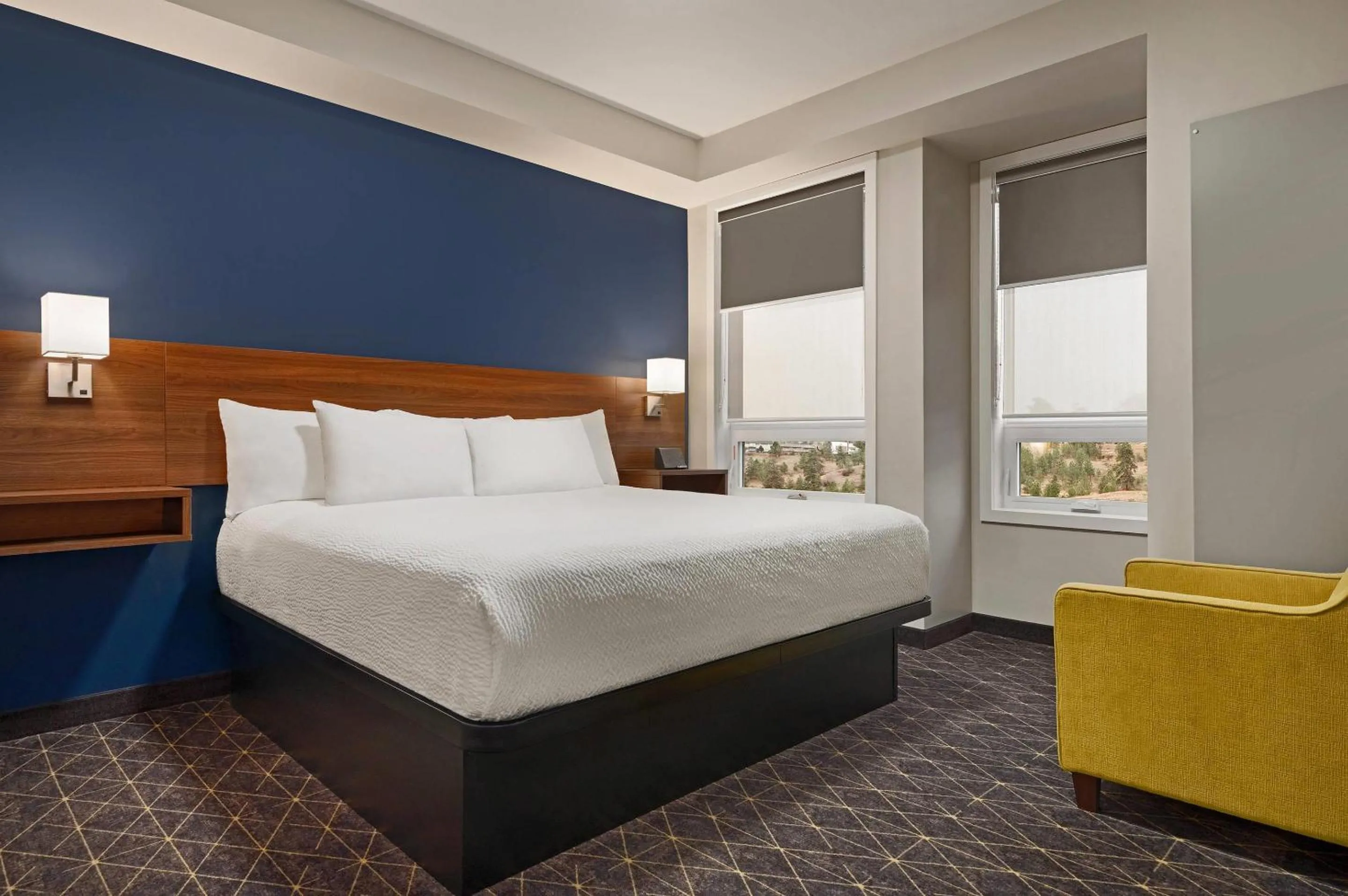 Bedroom, Bed in Park Inn by Radisson, Kelowna