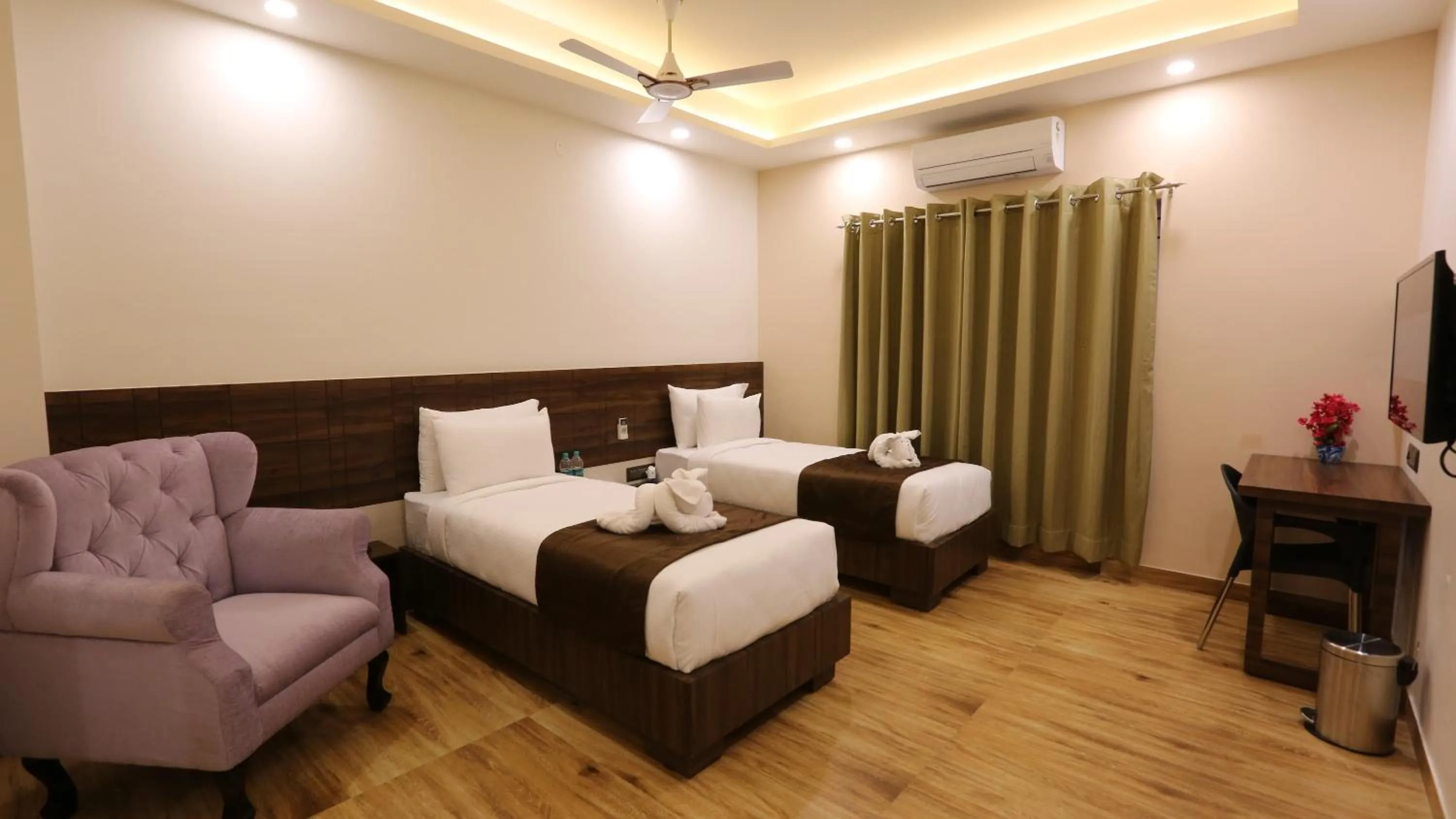 Photo of the whole room, Bed in The Ventura Grand Hotel