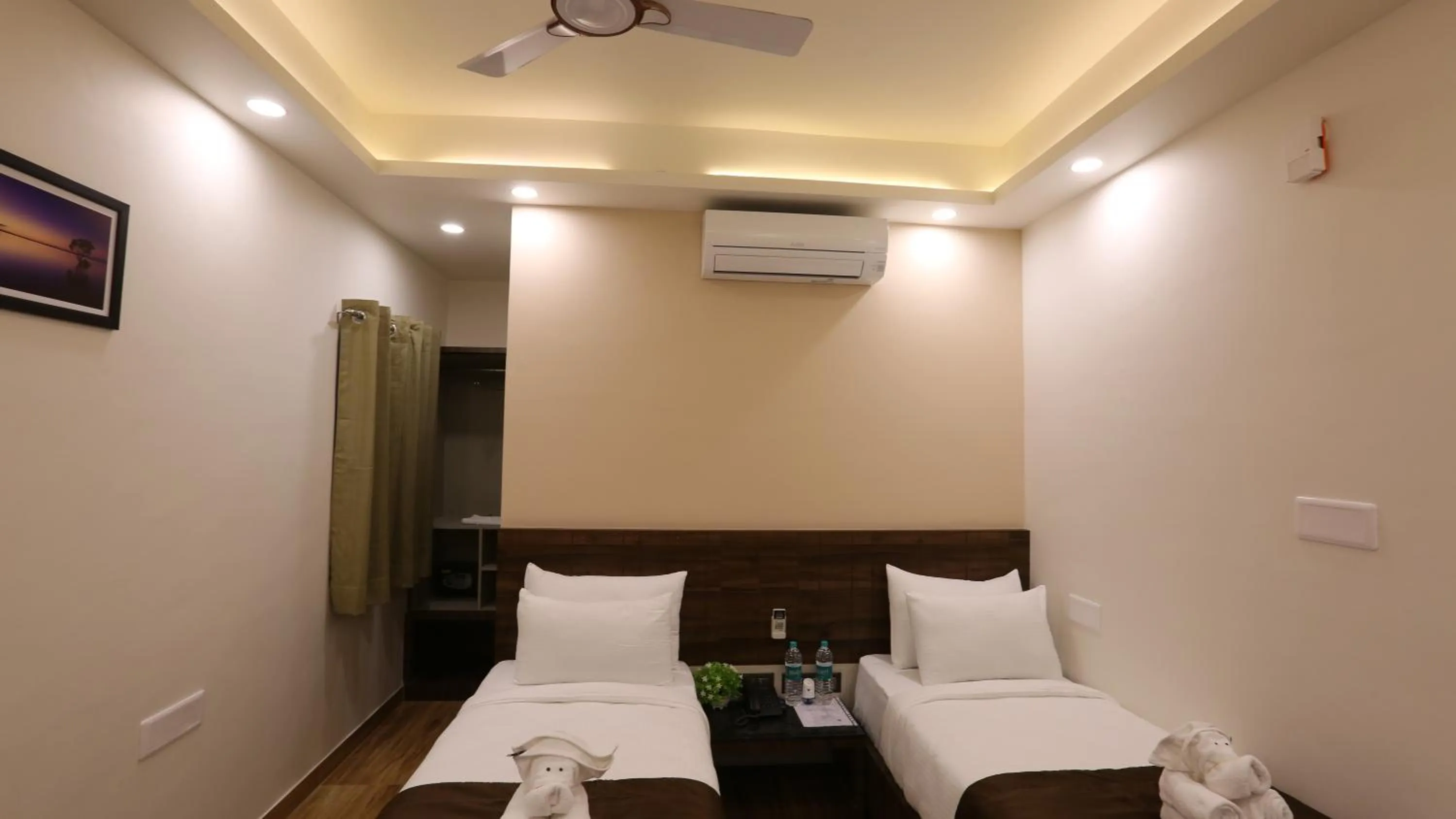 Photo of the whole room, Bed in The Ventura Grand Hotel