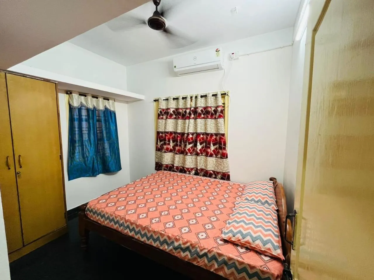 Bedroom, Bed in The Ventura Grand Hotel