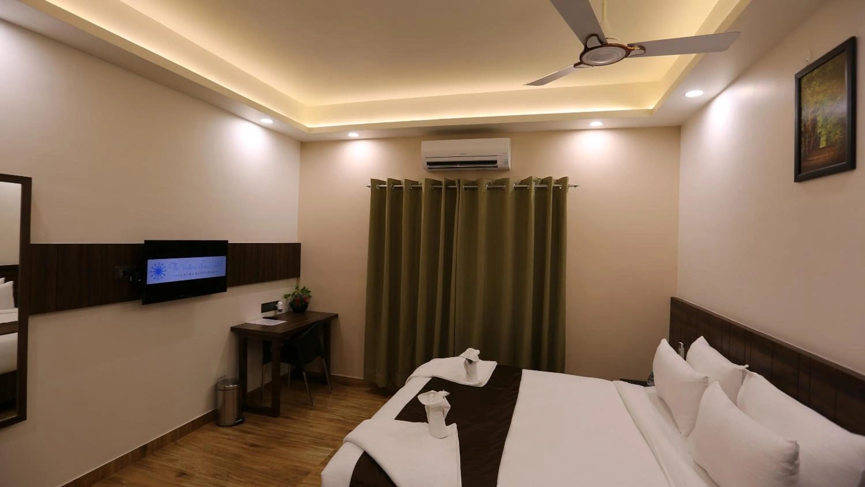 Photo of the whole room, Bed in The Ventura Grand Hotel