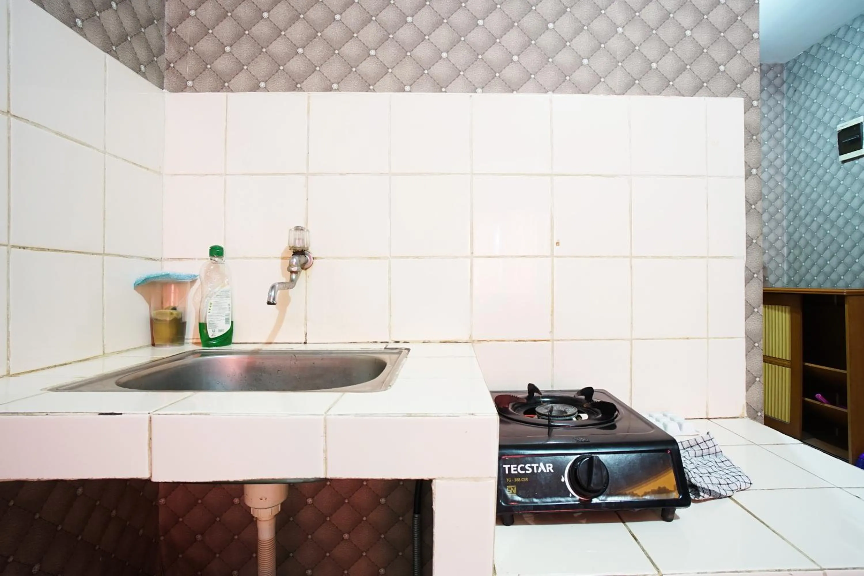 Kitchen or kitchenette in City Park Apartment by Anita