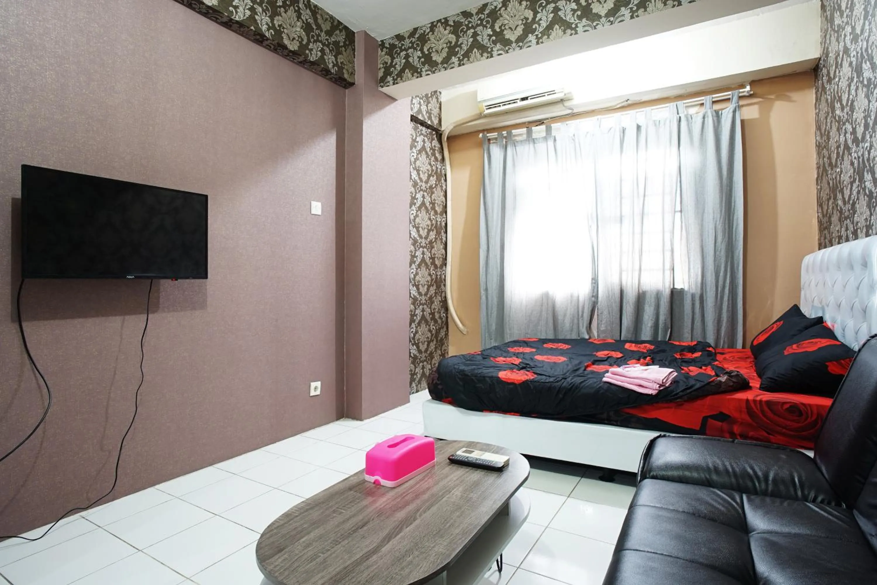 TV and multimedia, Bed in City Park Apartment by Anita