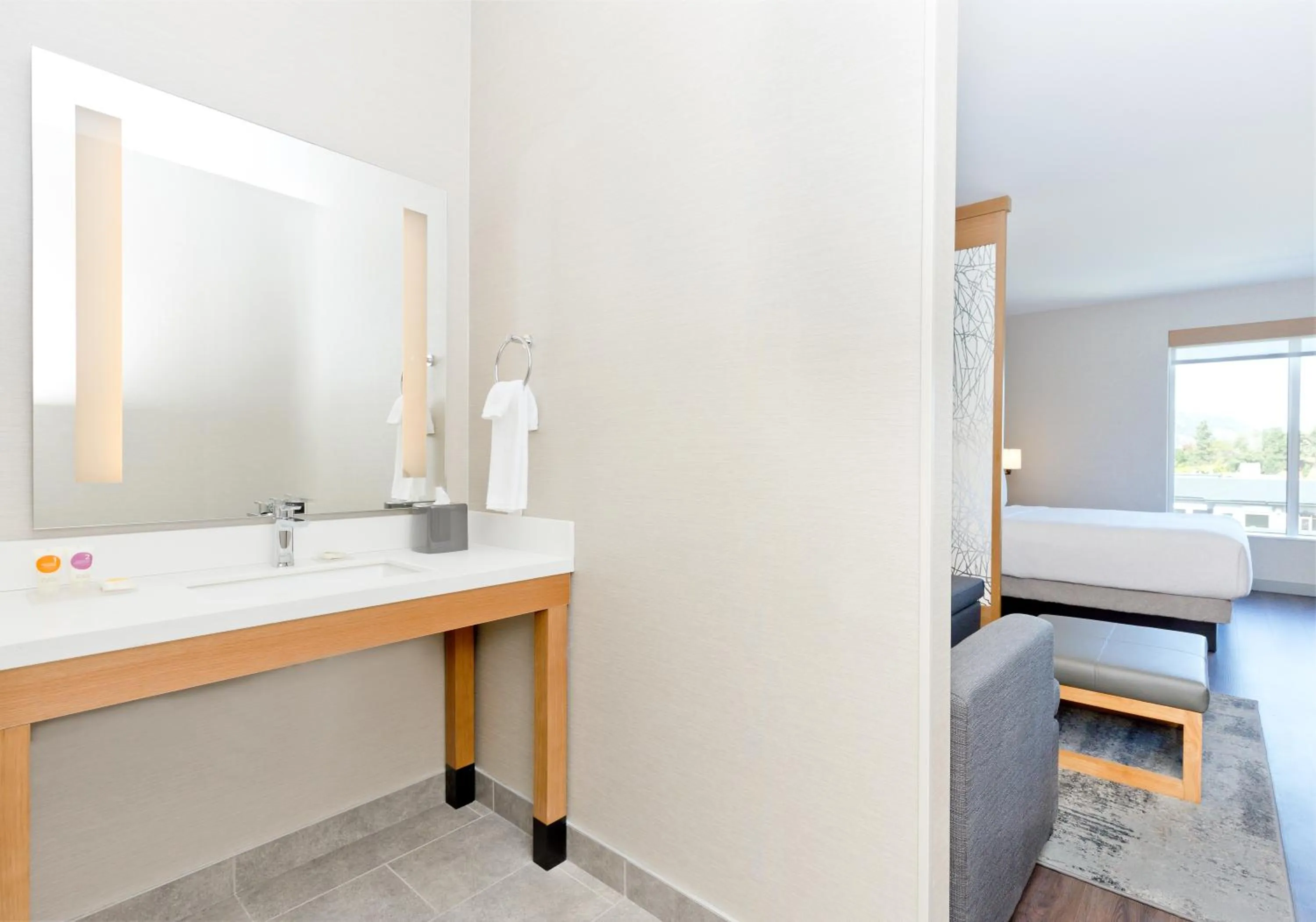 Bathroom, Bed in Hyatt Place Kelowna