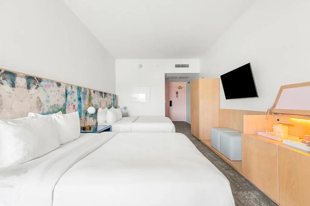 Photo of the whole room, Bed in The Doyle Hotel