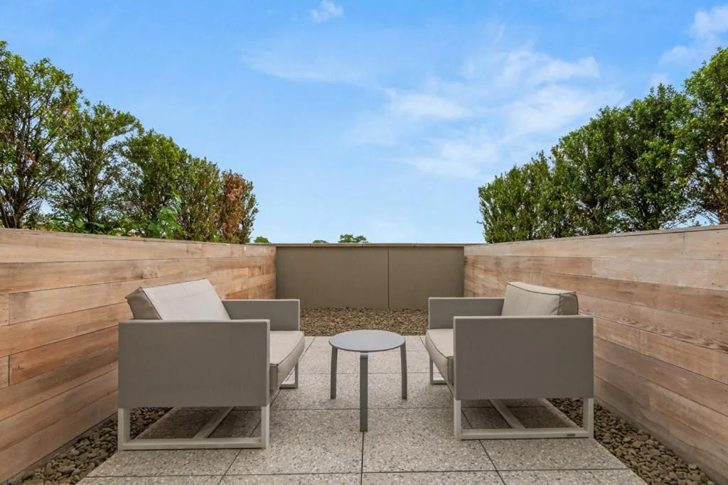 Patio in The Doyle Hotel