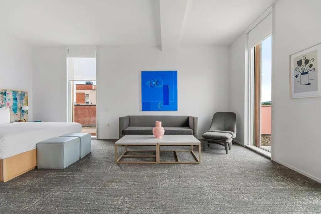 Photo of the whole room in The Doyle Hotel