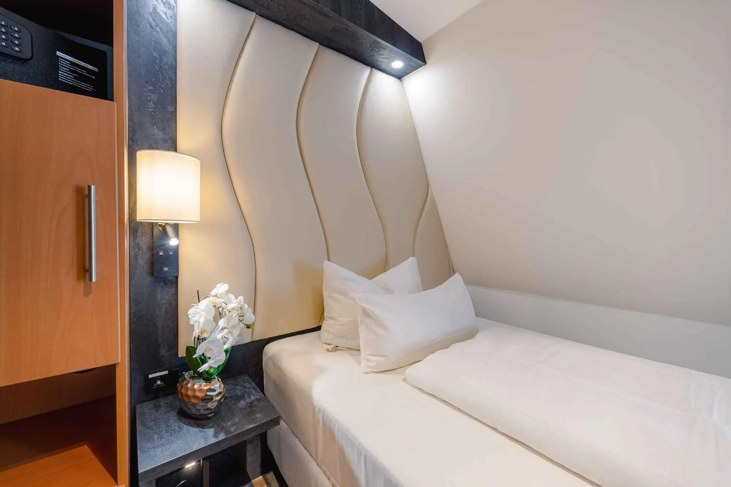 Bed in PLAZA INN Köln Pulheim