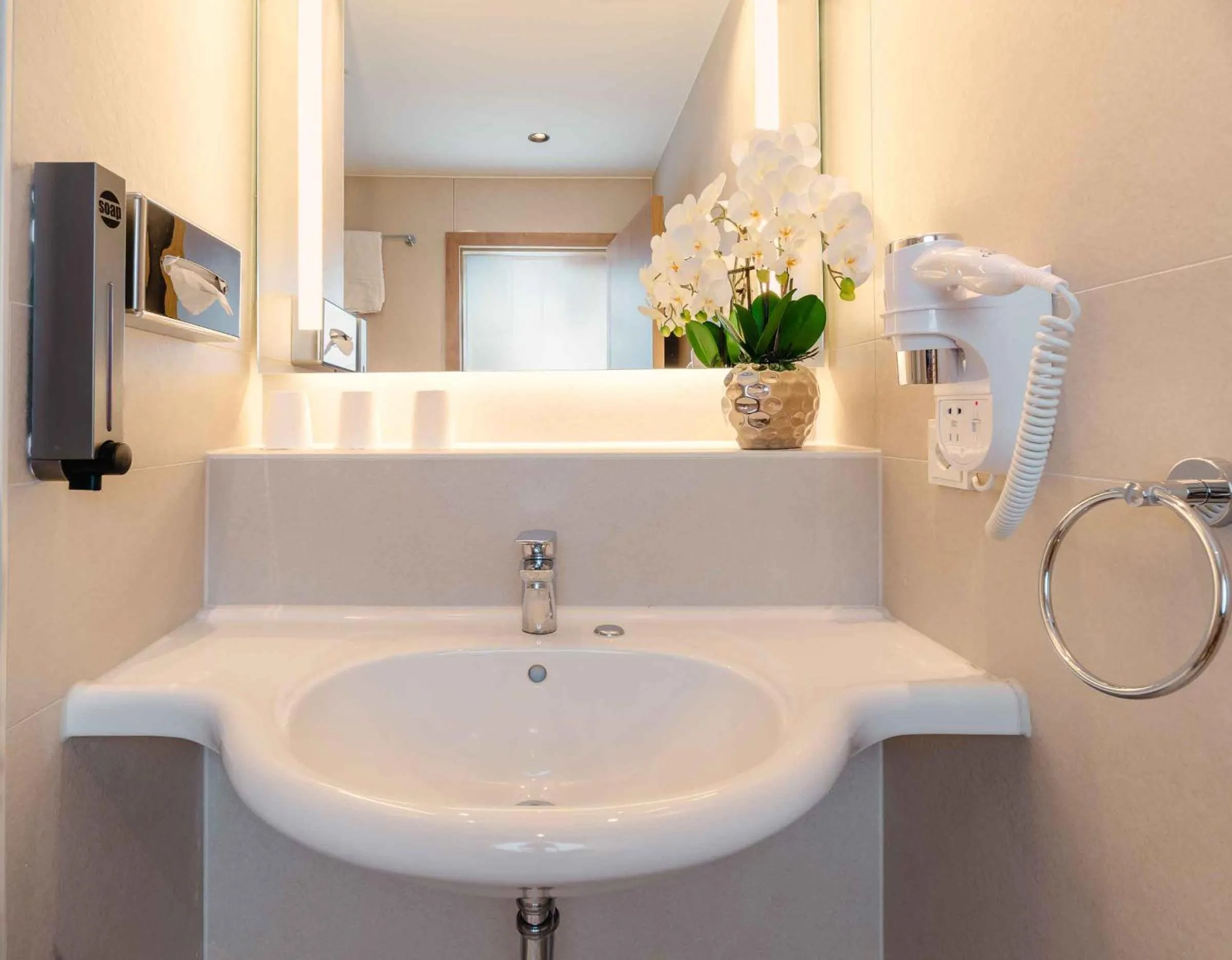 Bathroom in PLAZA INN Köln Pulheim