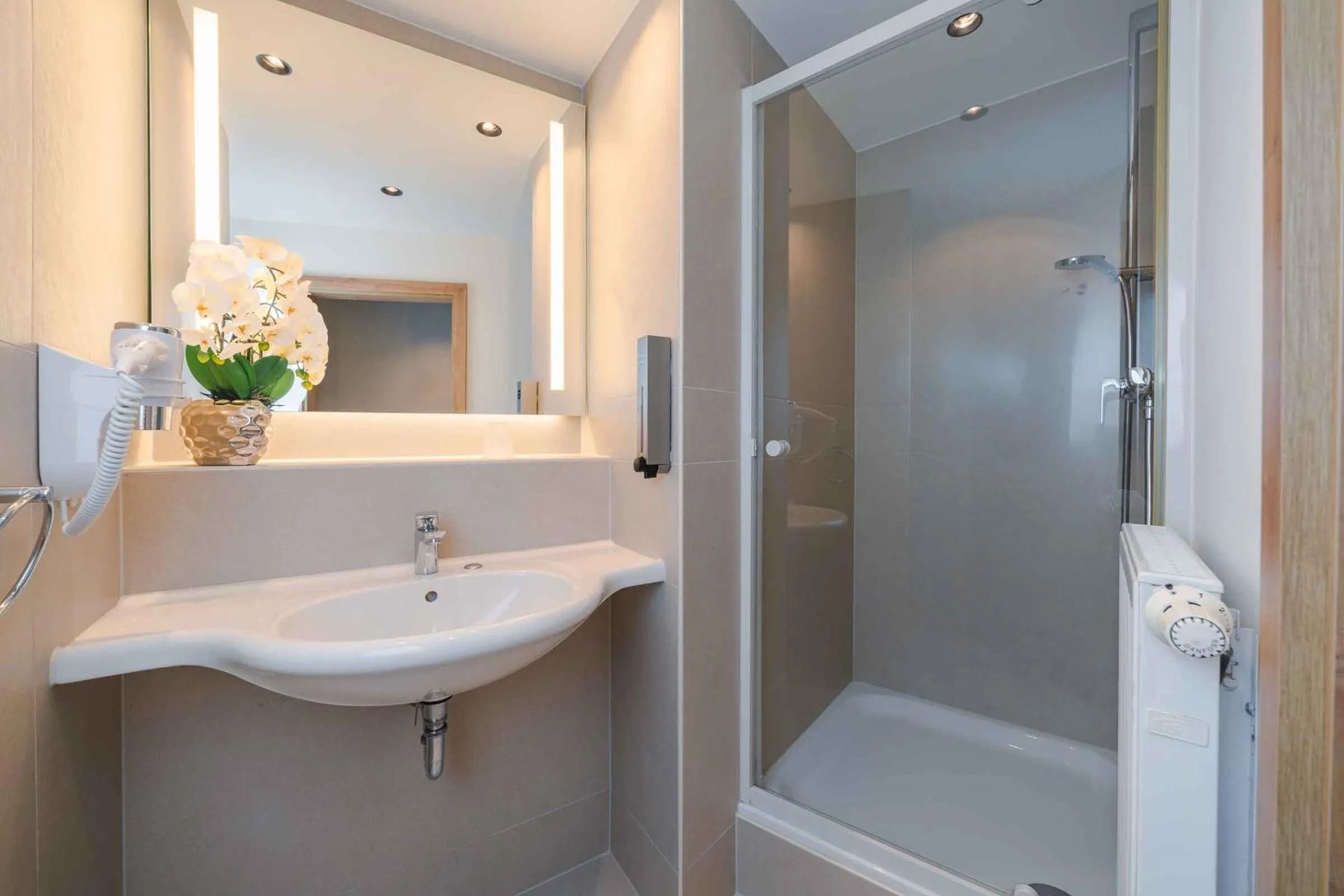 Bathroom in PLAZA INN Köln Pulheim