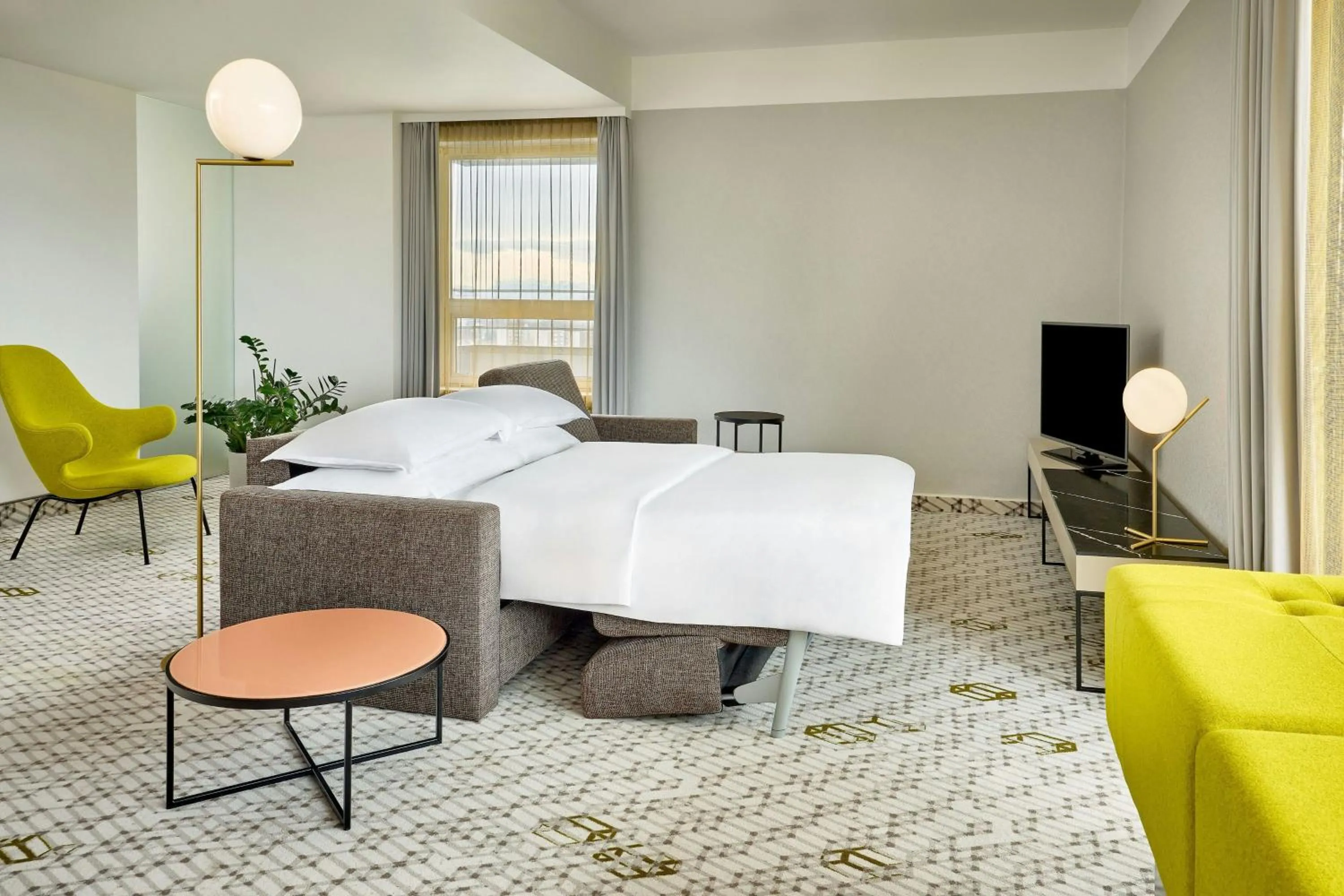 Living room, Bed in Four Points by Sheraton Munich Arabellapark