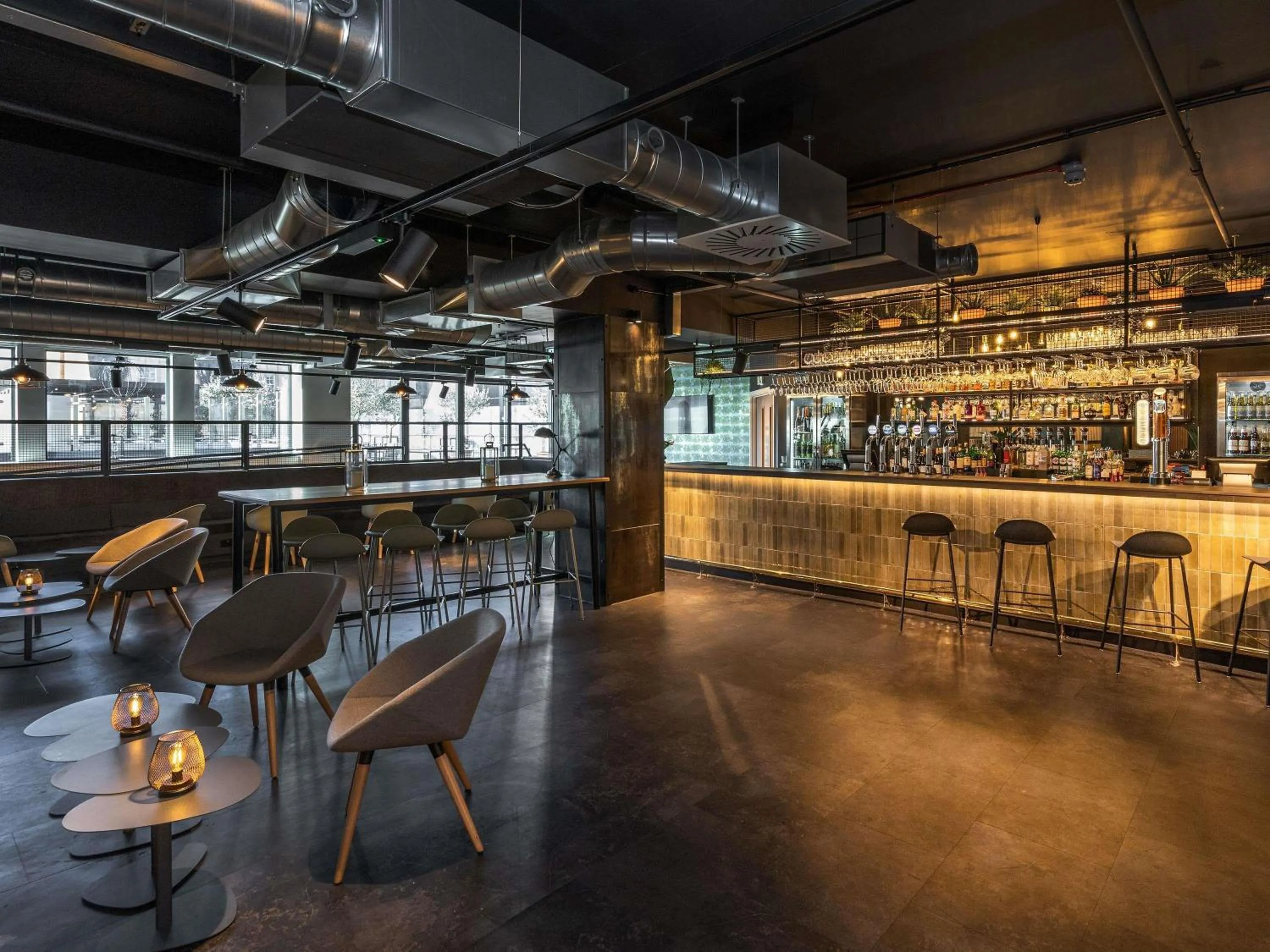 Lounge or bar in Mercure Newport