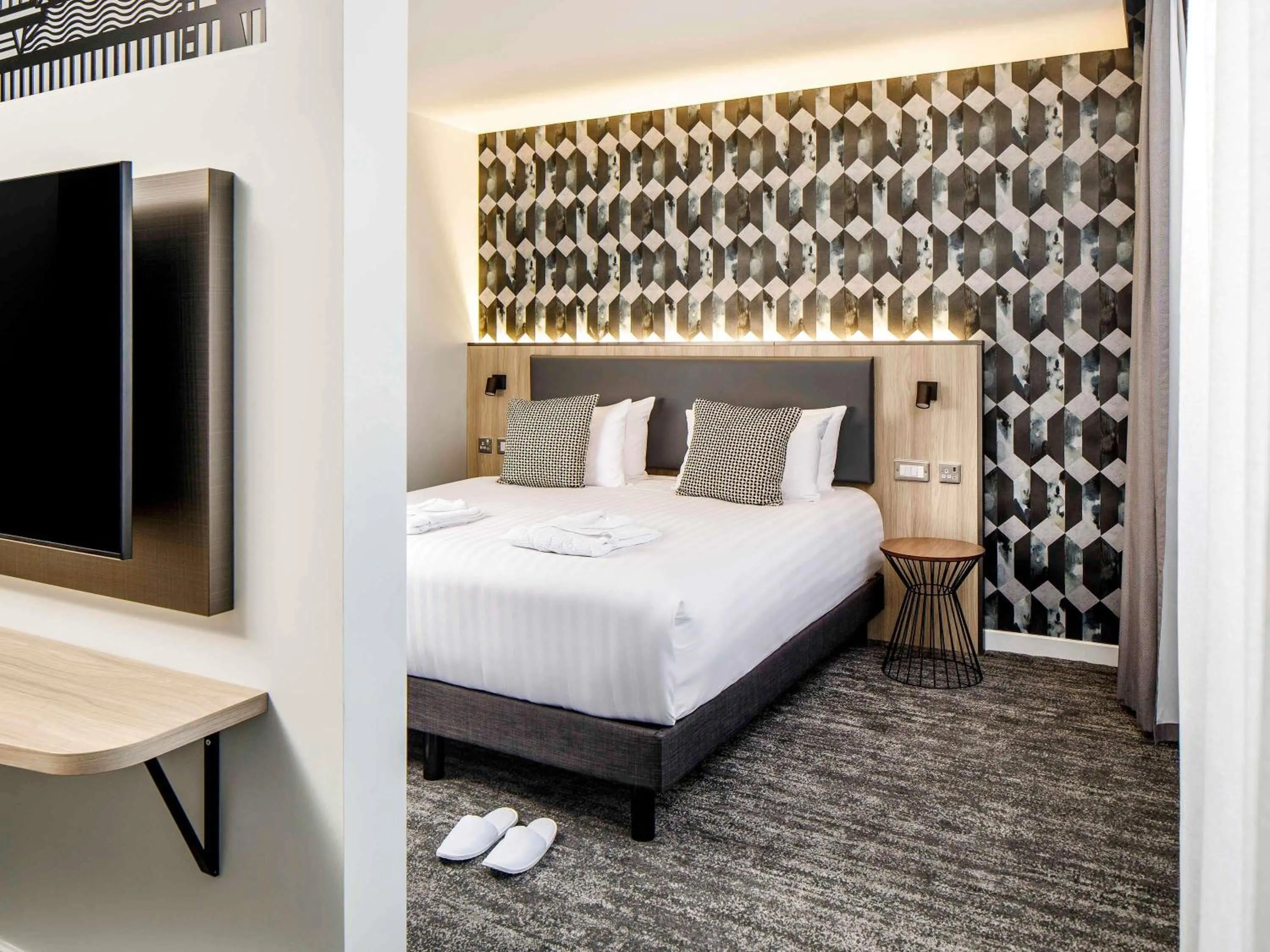 Photo of the whole room, Bed in Mercure Newport