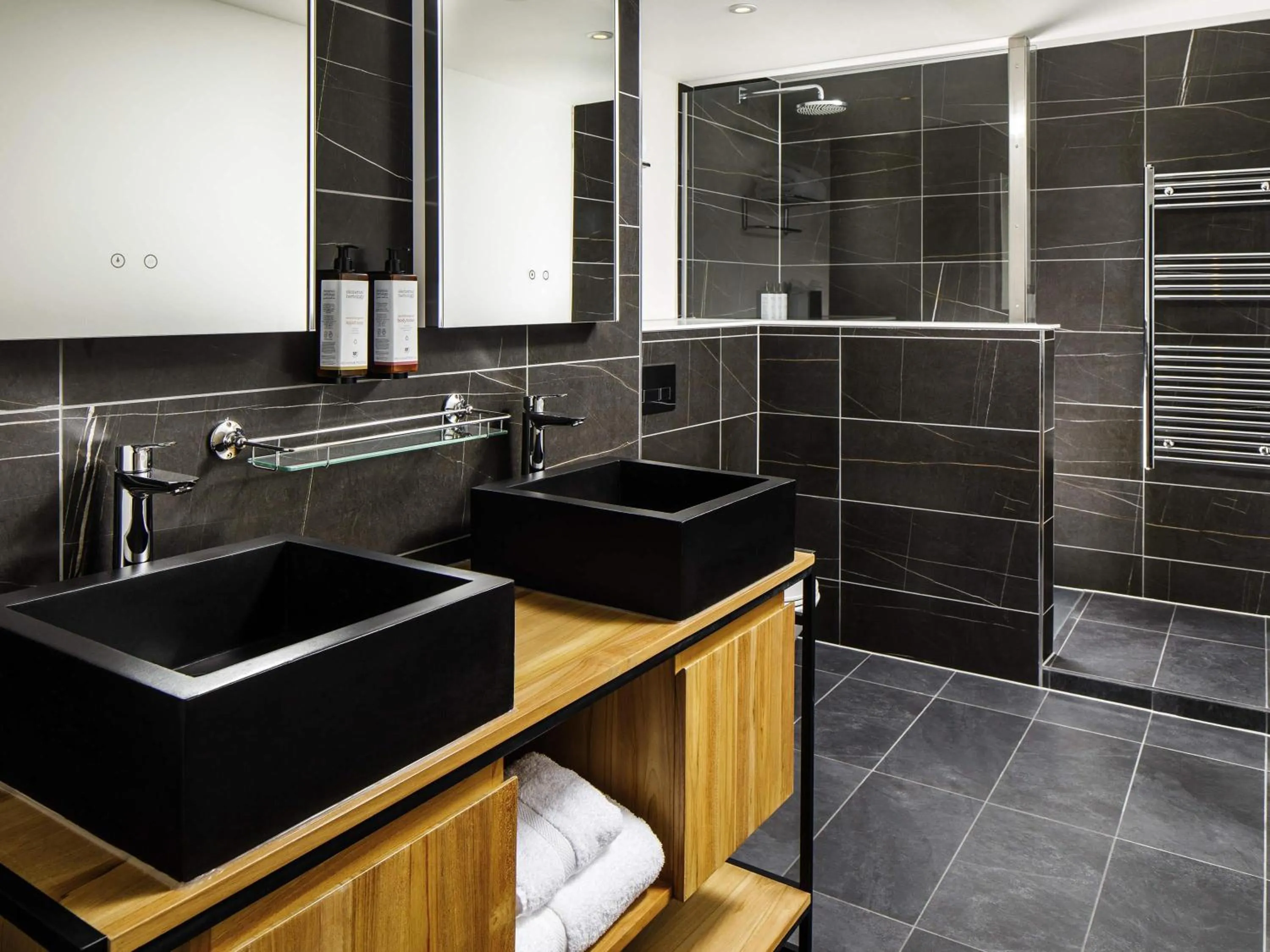 Bedroom in Mercure Newport