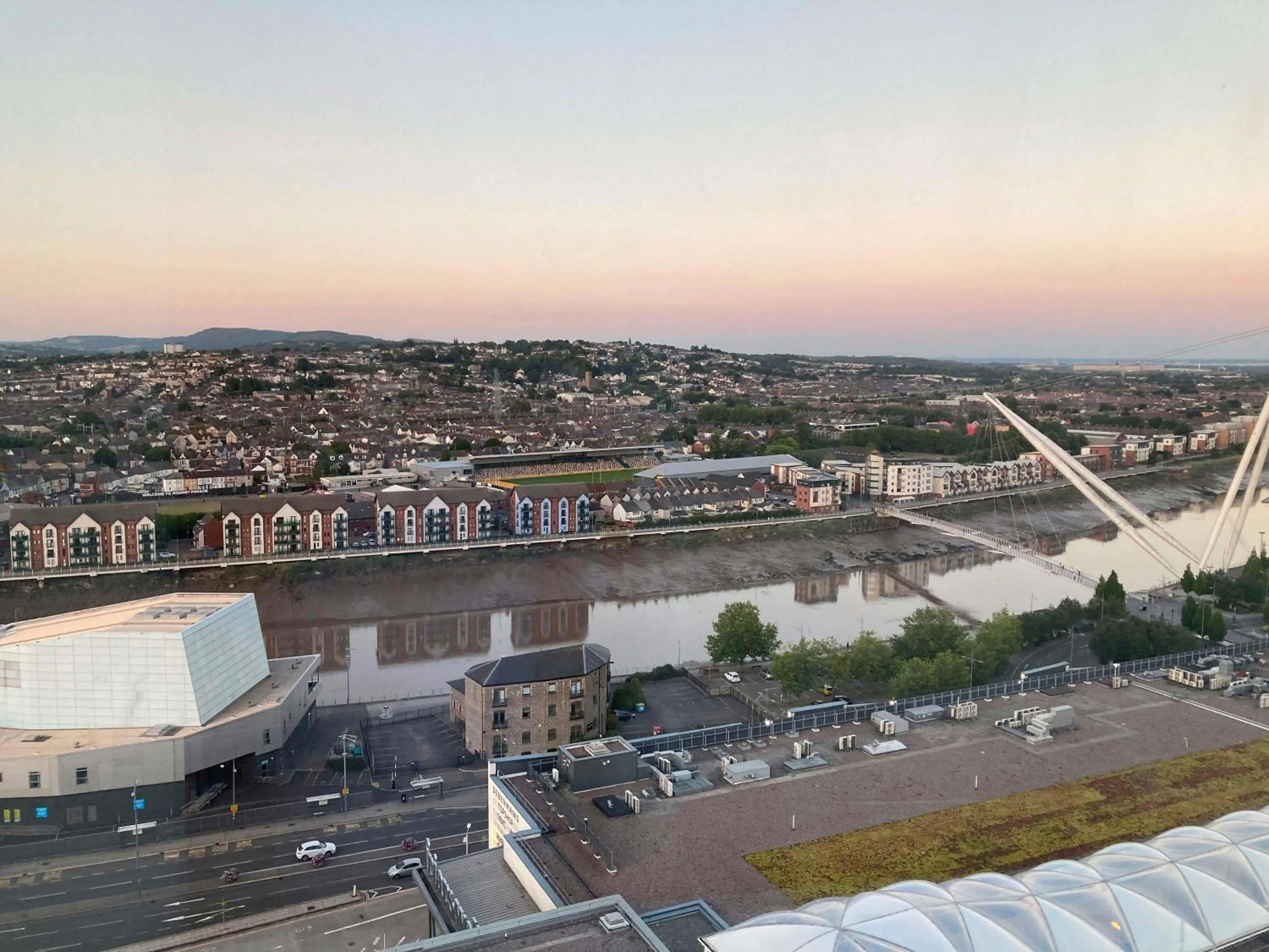 Photo of the whole room in Mercure Newport