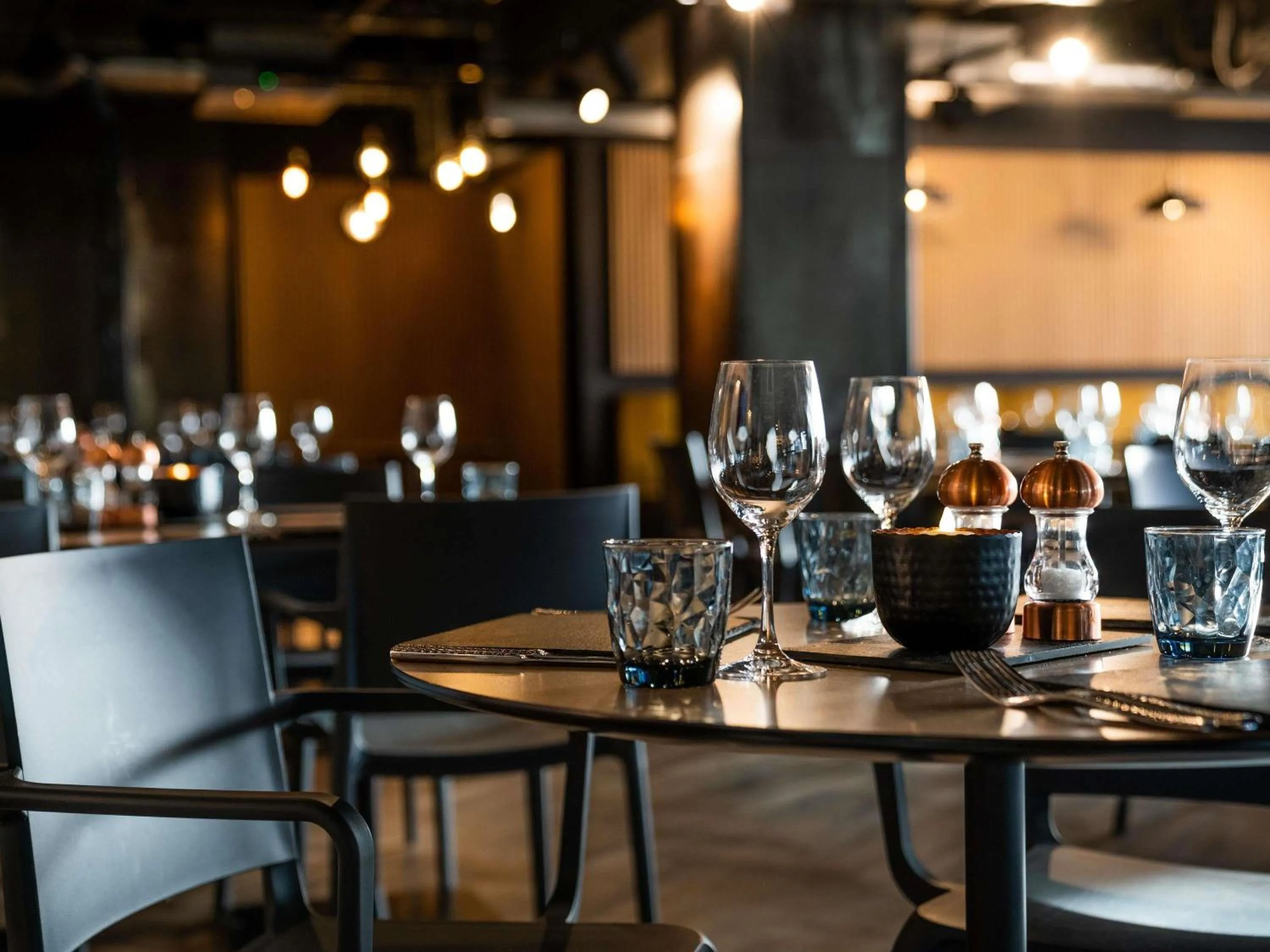 Lounge or bar in Mercure Newport