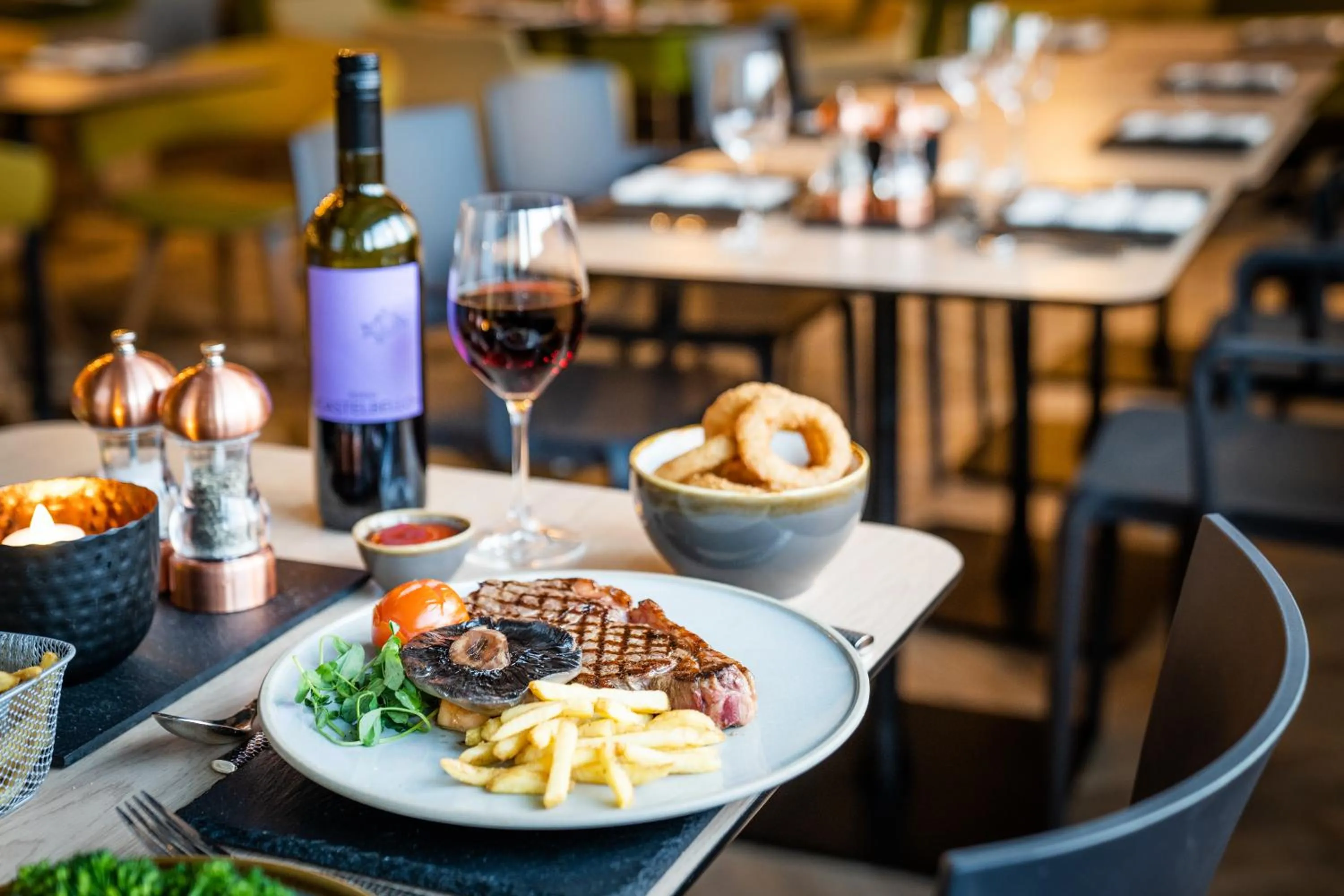 Restaurant/places to eat in Mercure Newport