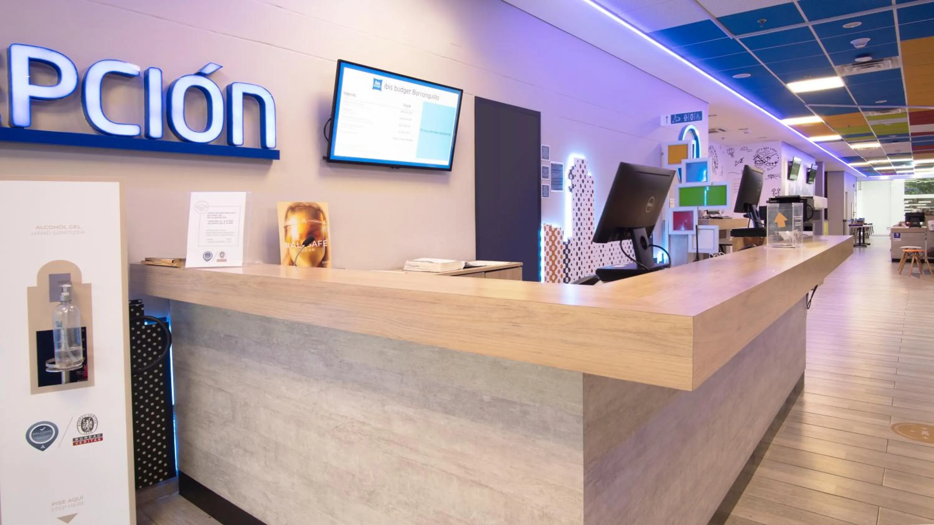 Lobby or reception in ibis budget Barranquilla