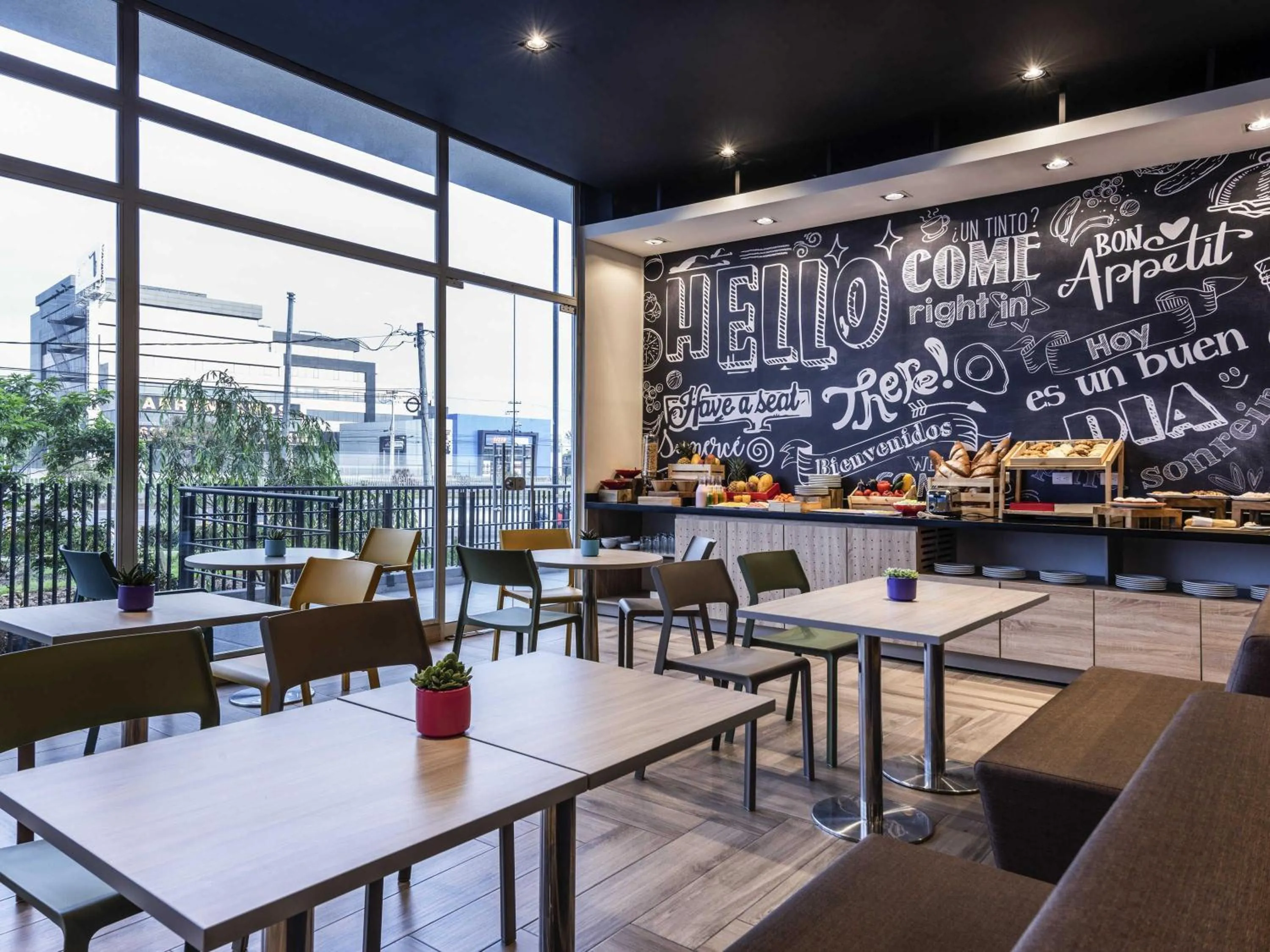 Restaurant/places to eat in ibis Chia