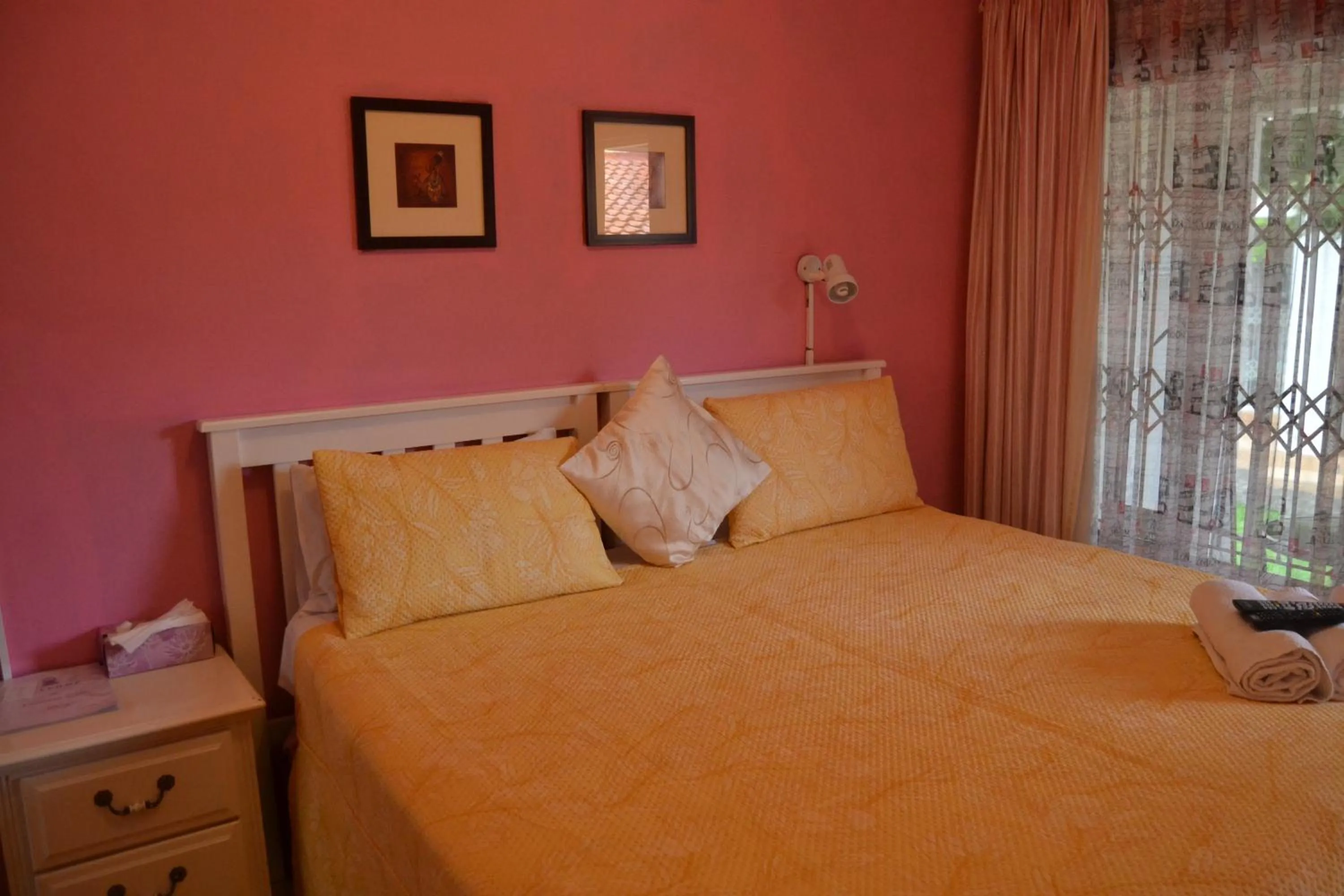 Bed in Kamogelo Guest House