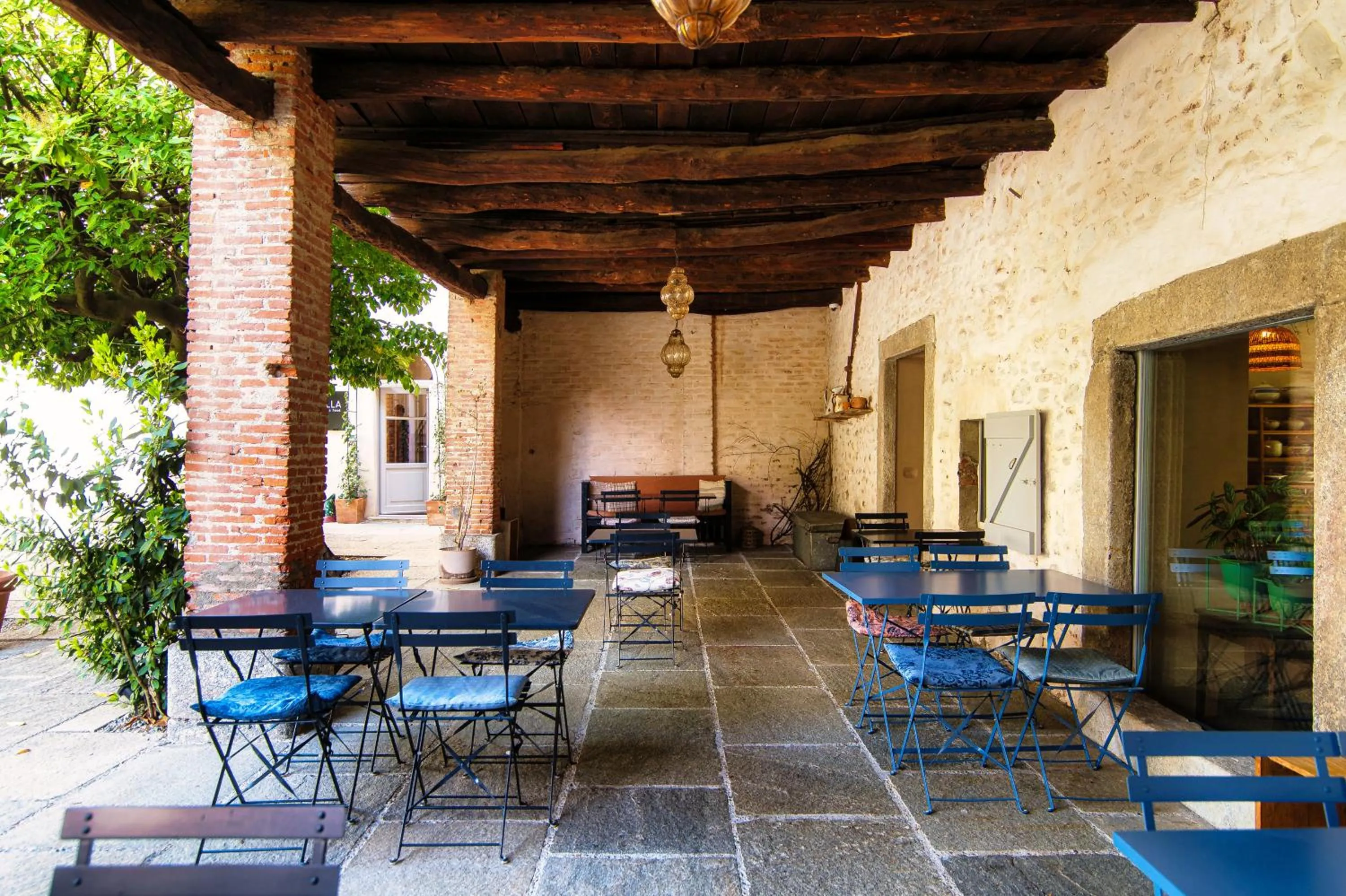 Restaurant/places to eat in Dandelion Como Suites & Park