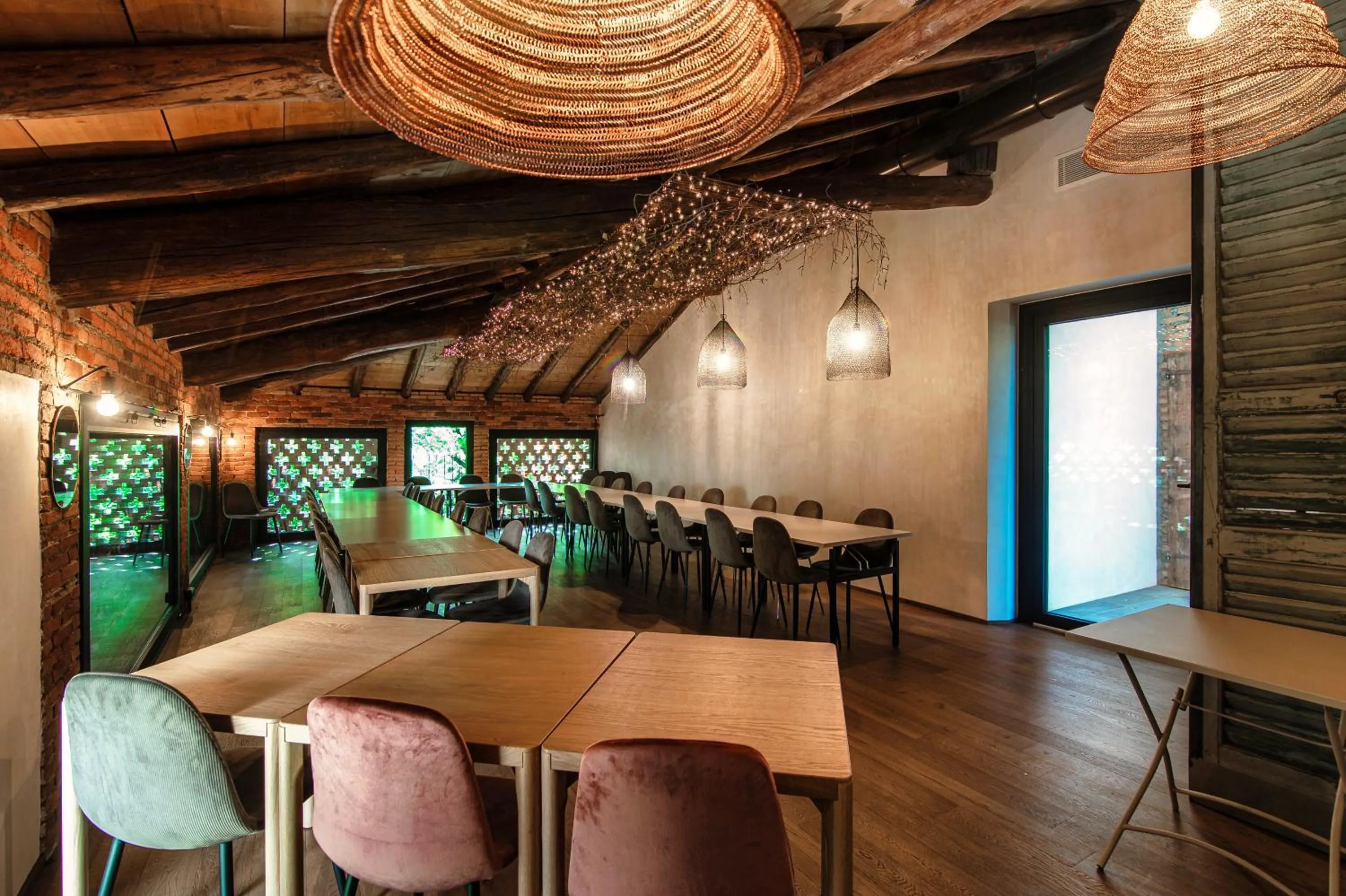 Communal lounge/ TV room in Dandelion Como Suites & Park