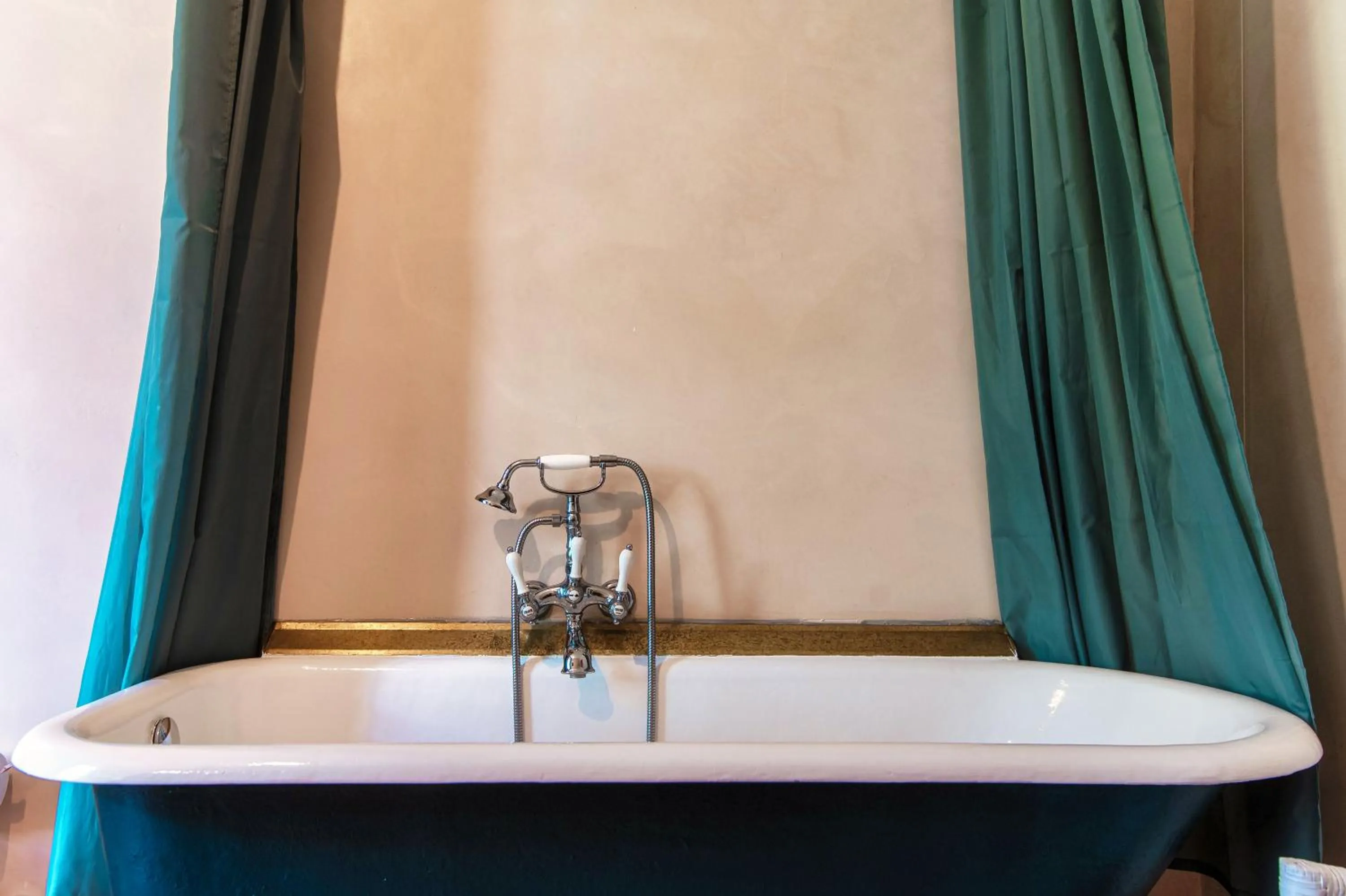 Bath in Dandelion Como Suites & Park