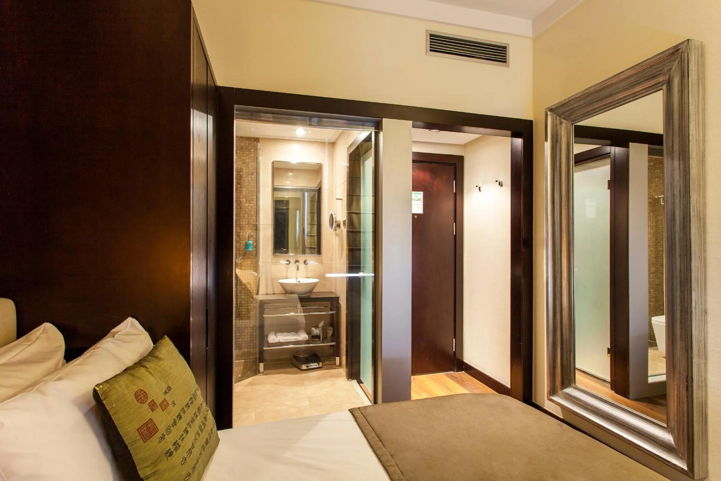 Photo of the whole room, Bed in Quentin Design Hotel Berlin