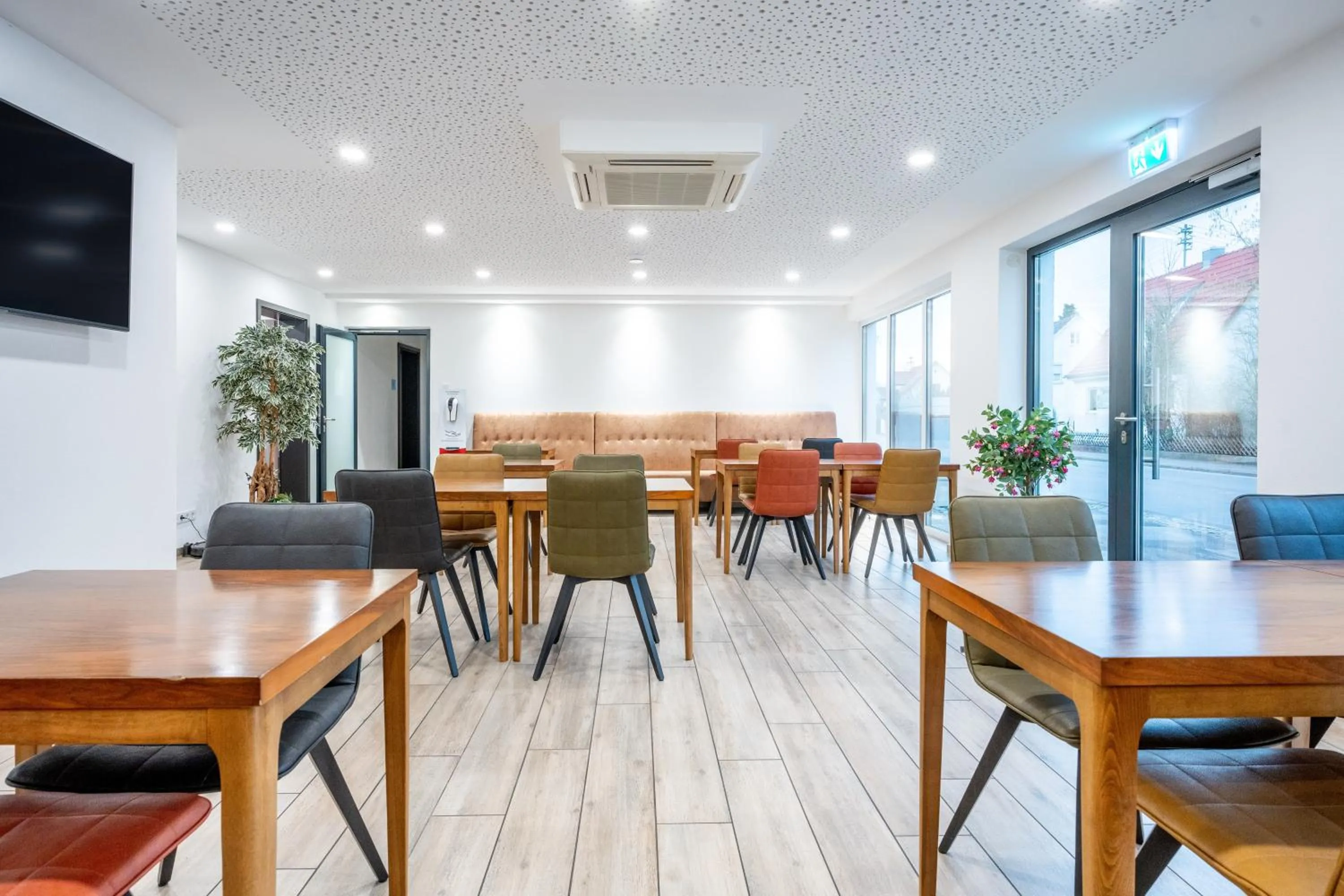 Restaurant/places to eat in B&S Hotel