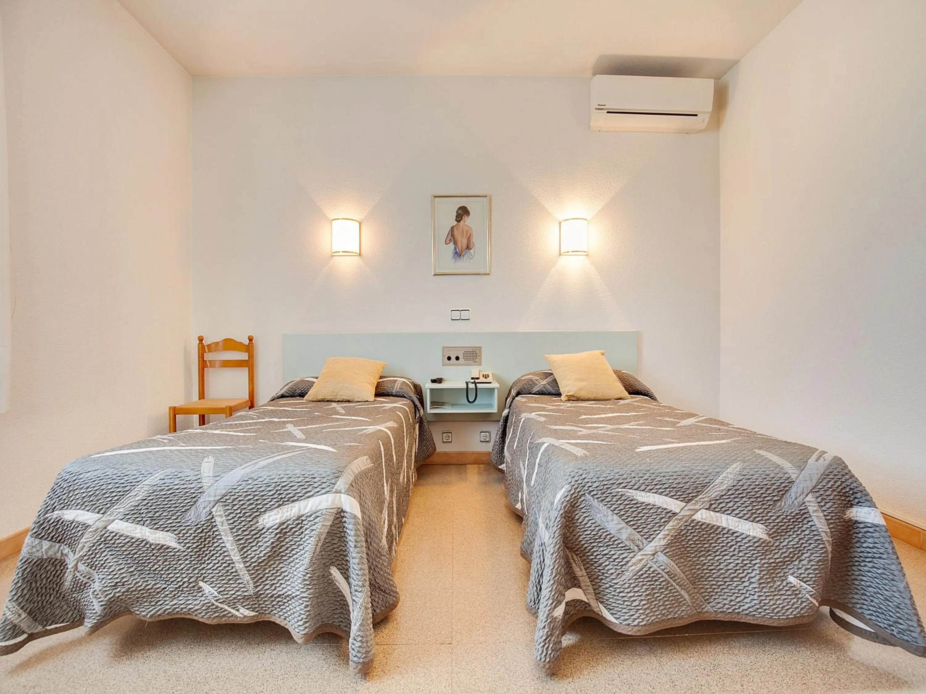 Photo of the whole room, Bed in Hotel Restaurante Blanc I Negre 2