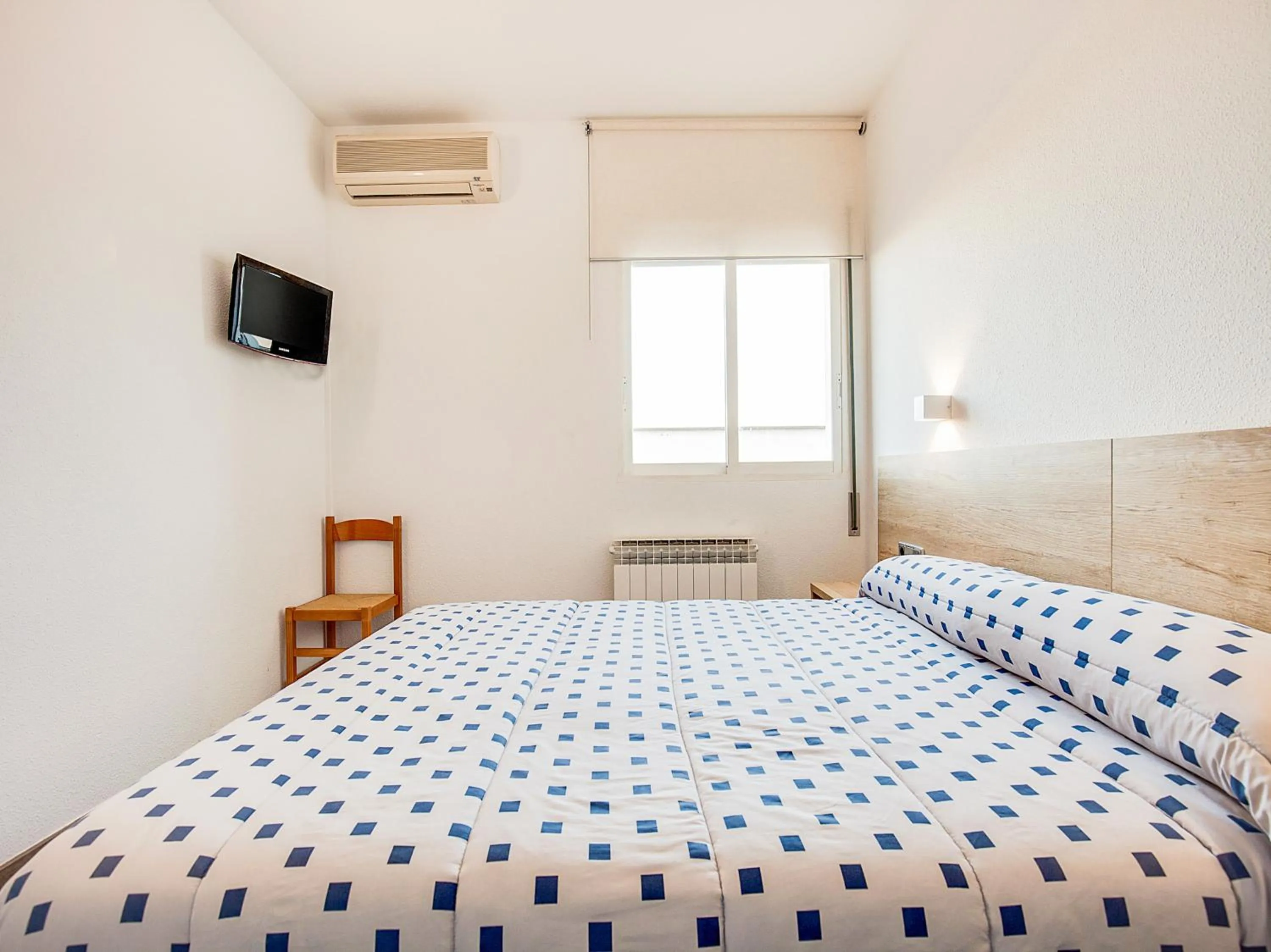 Photo of the whole room, Bed in Hotel Restaurante Blanc I Negre 2