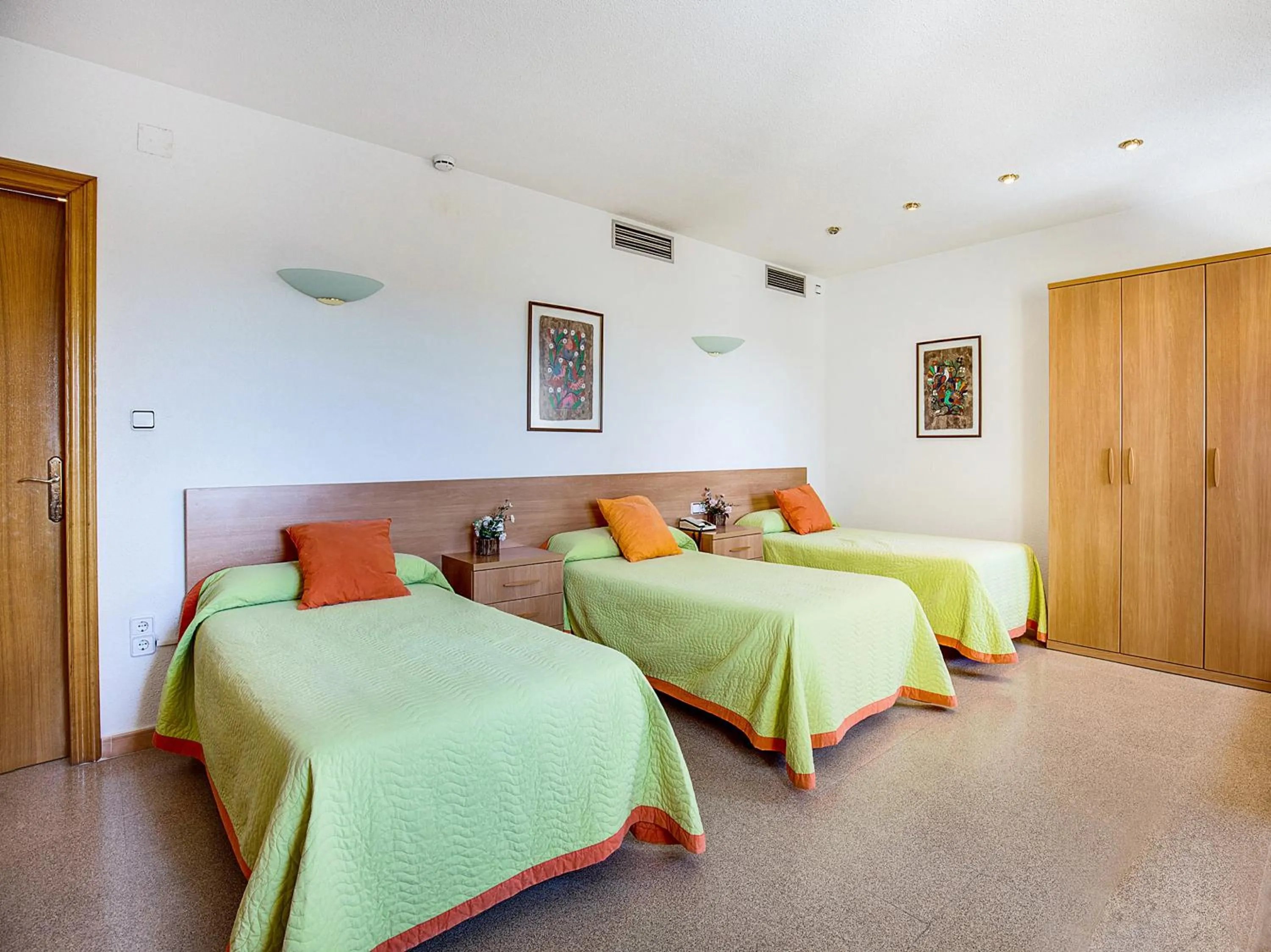 Photo of the whole room, Bed in Hotel Restaurante Blanc I Negre 2