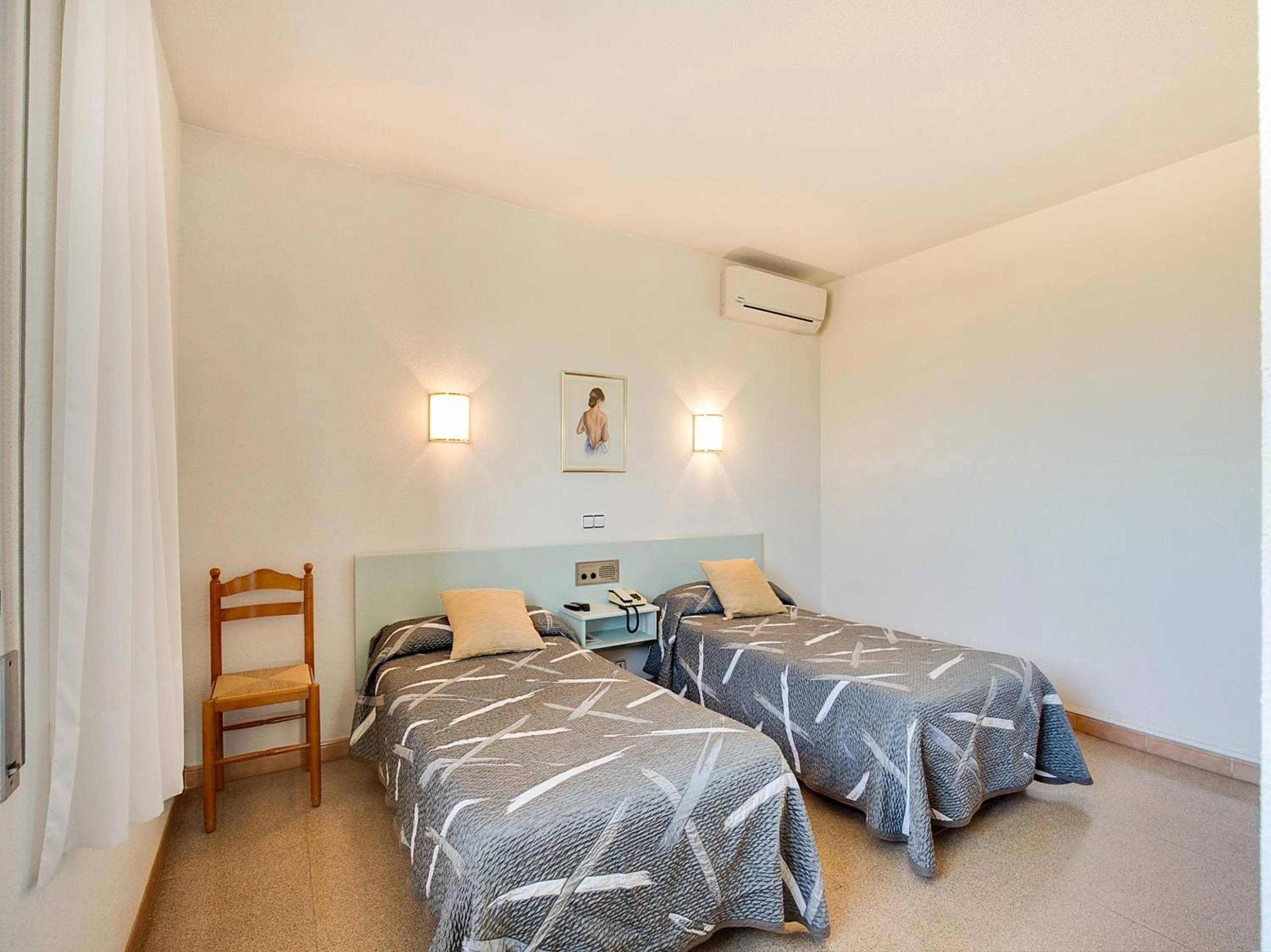 Photo of the whole room, Bed in Hotel Restaurante Blanc I Negre 2