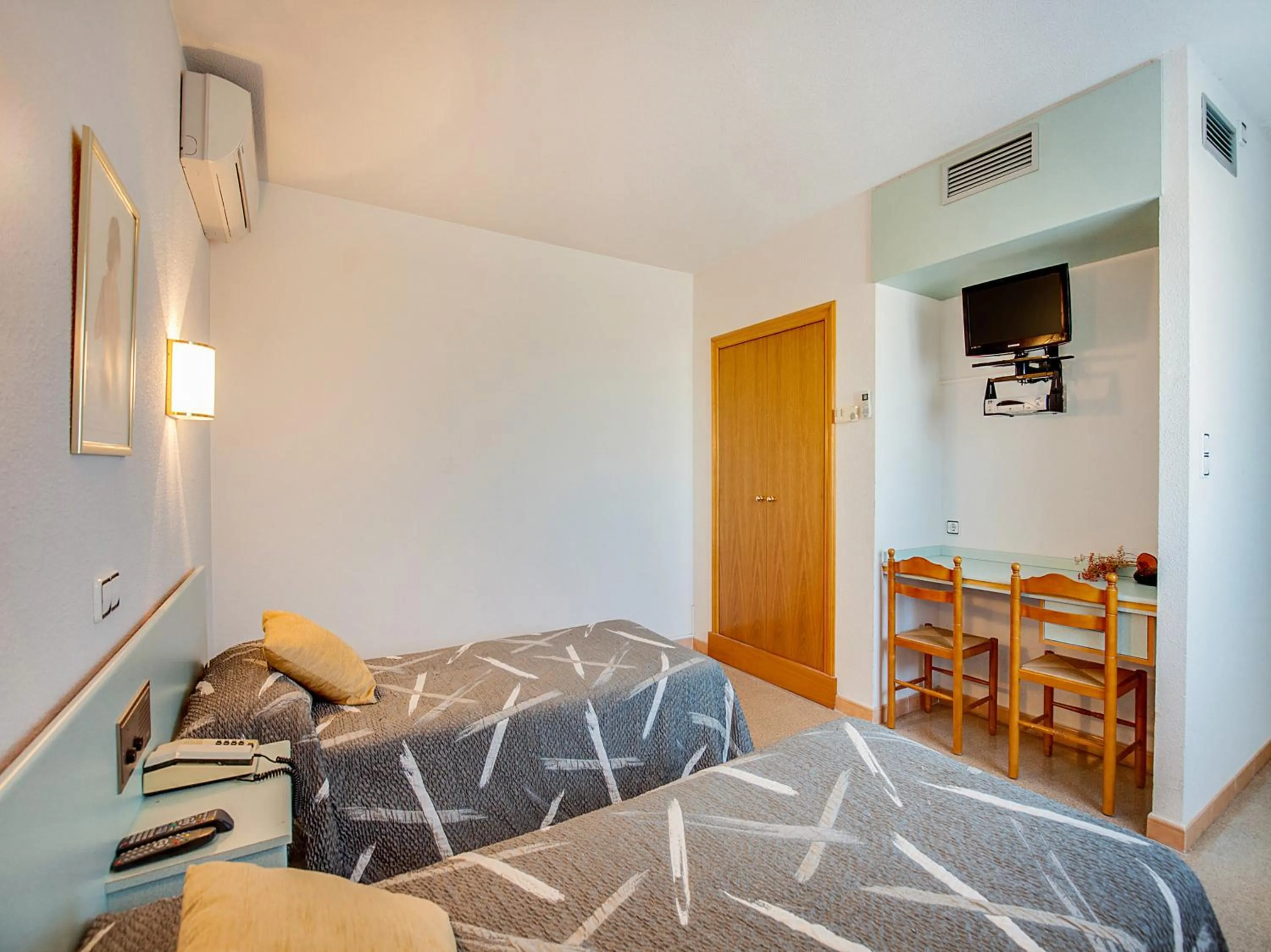 Photo of the whole room, Bed in Hotel Restaurante Blanc I Negre 2