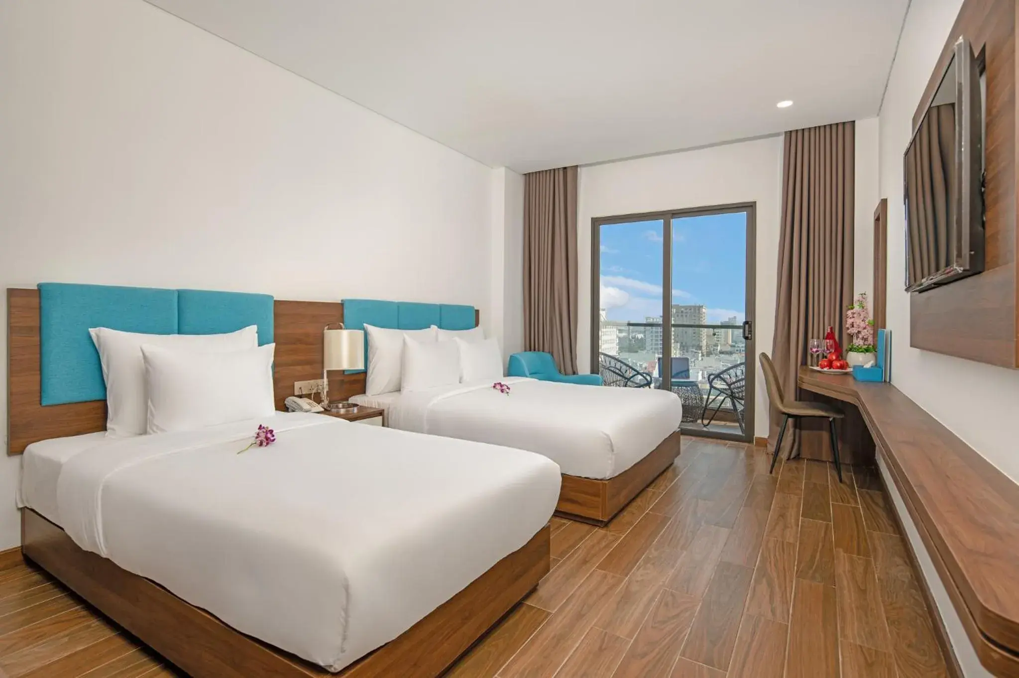 Deluxe Triple Room with City View in Gold Plaza Hotel Da Nang Deluxe Triple Room with City View in Gold Plaza Hotel Da Nang