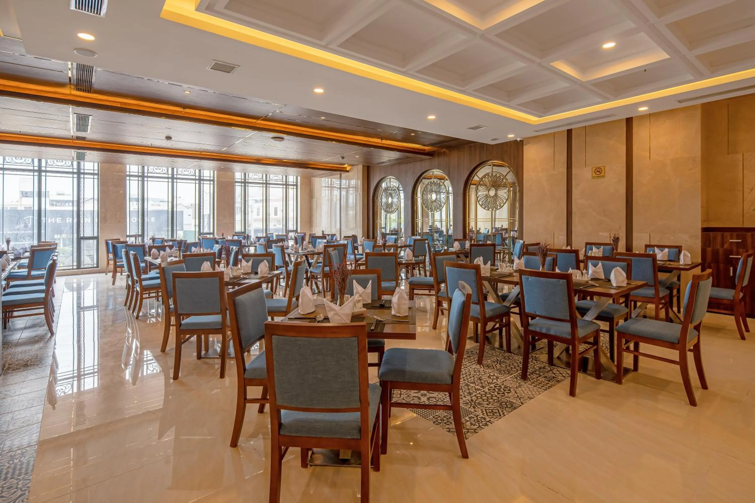 Restaurant/places to eat in Gold Plaza Hotel Da Nang