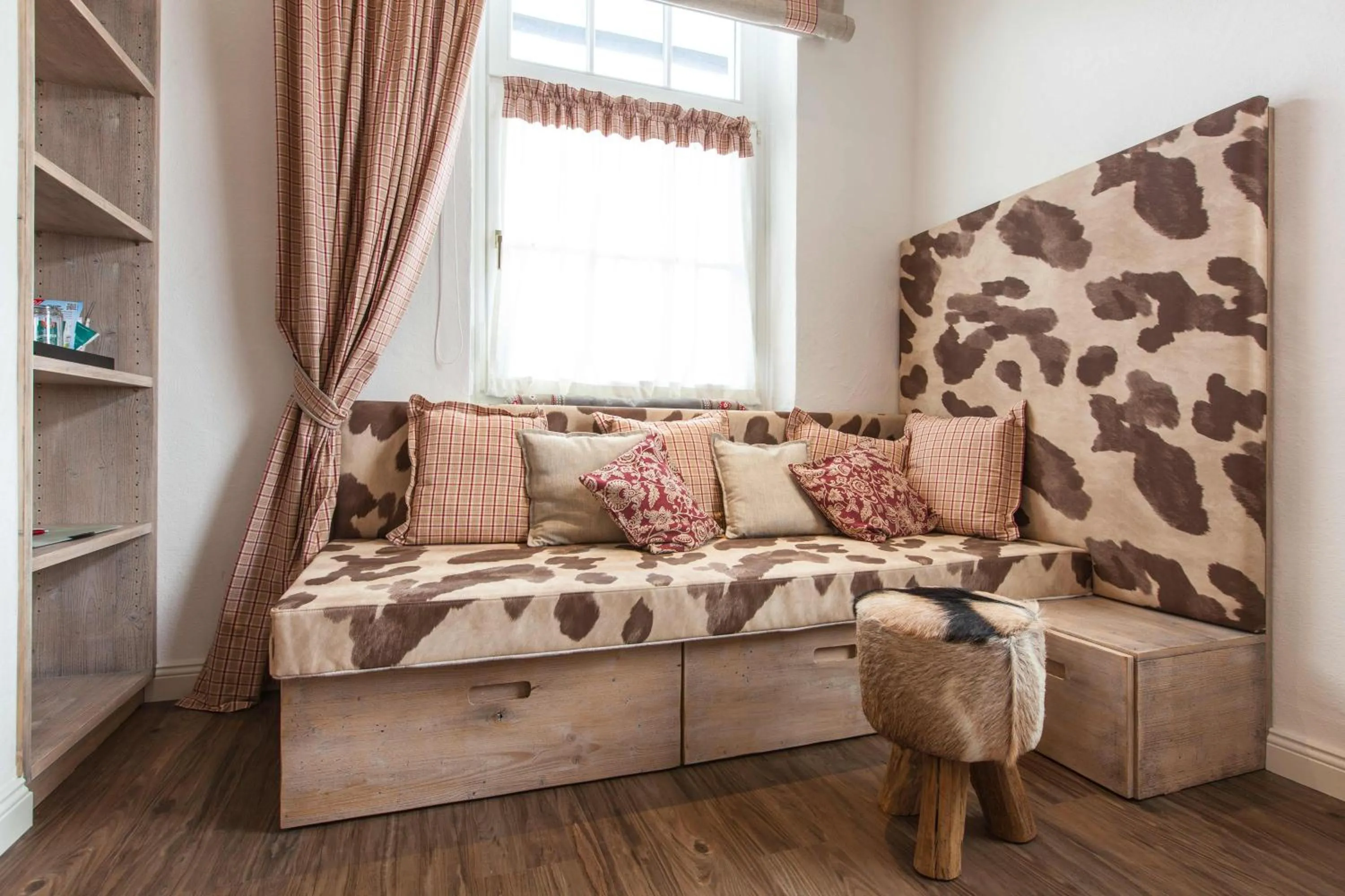 Living room, Bed in Hotel Nuhnetal