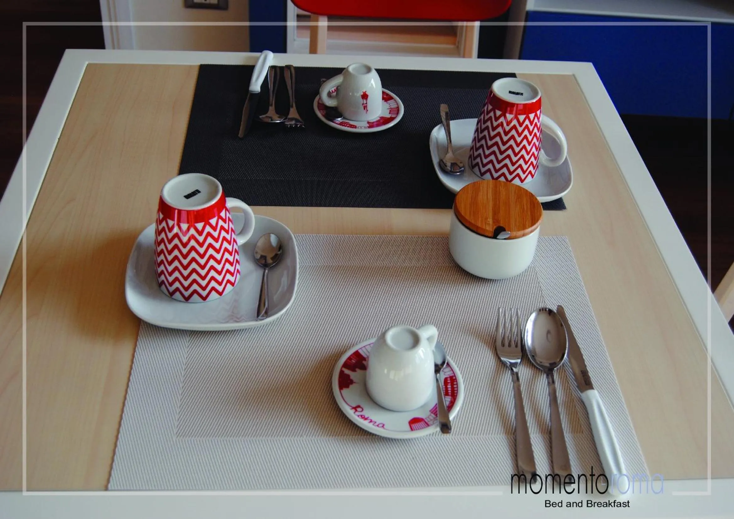 Communal lounge/ TV room in Momentoroma b&b