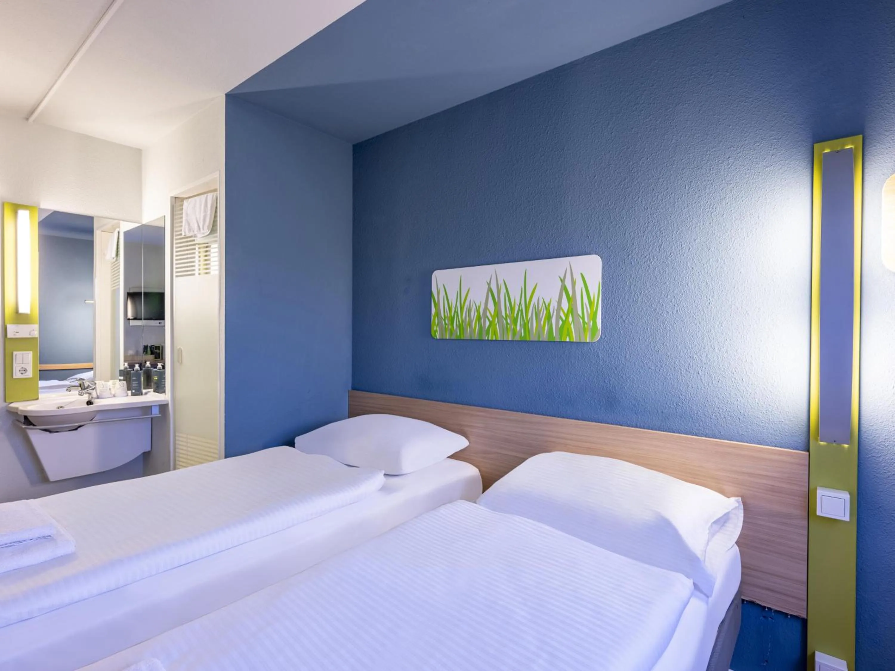 Photo of the whole room, Bed in ibis budget Düsseldorf Airport