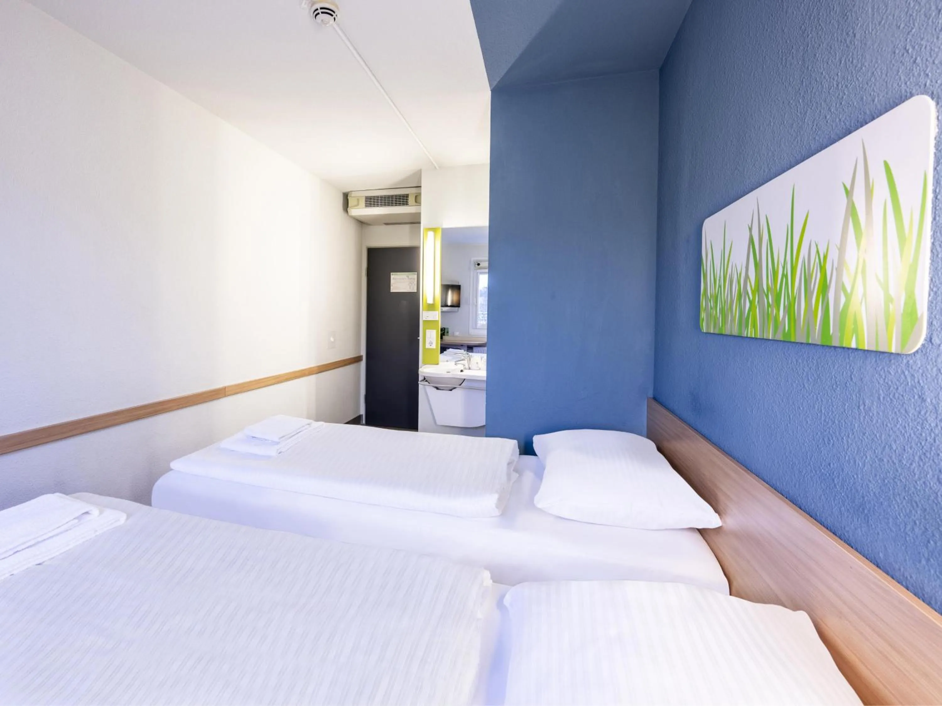 Photo of the whole room, Bed in ibis budget Düsseldorf Airport