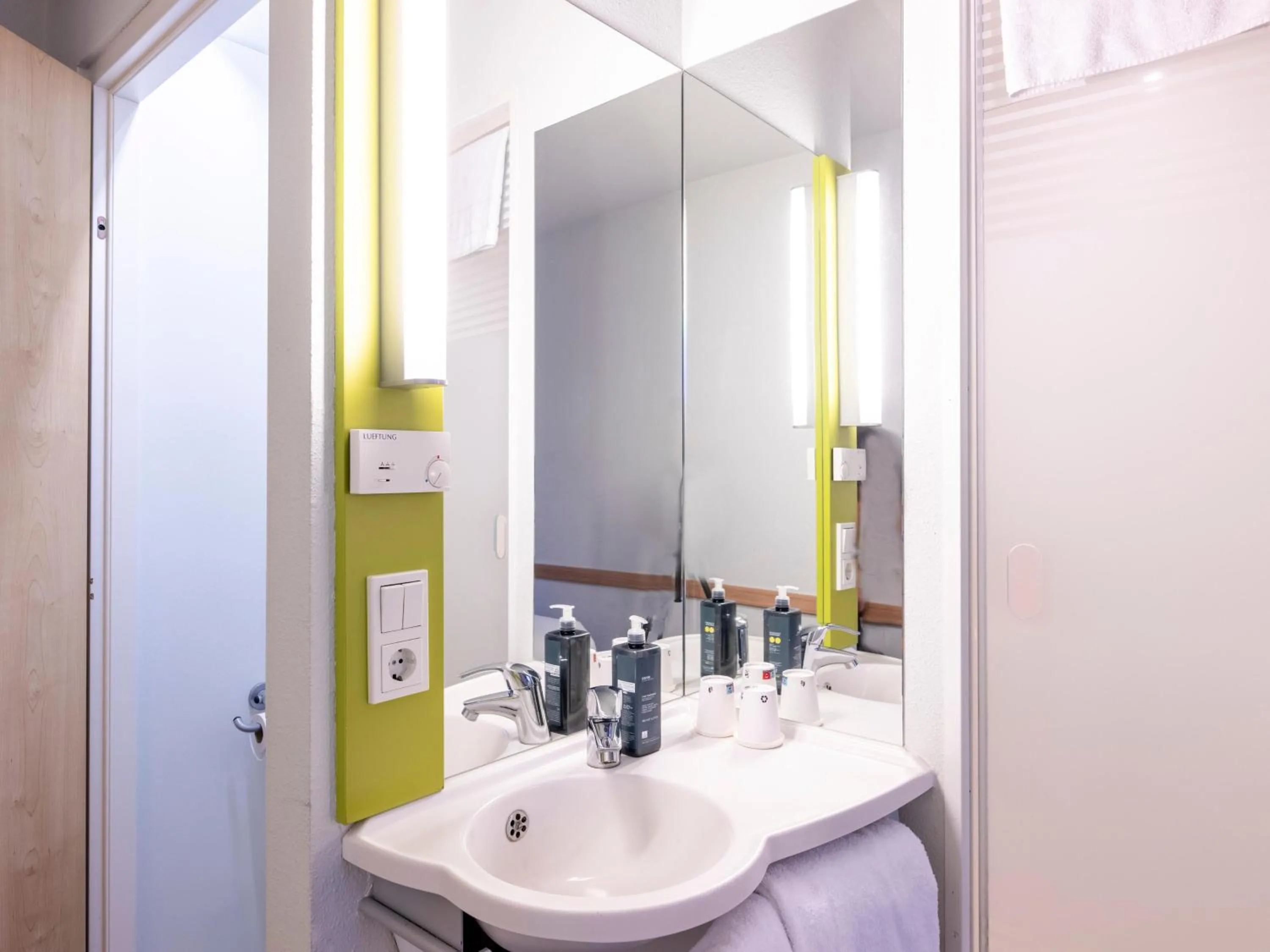 Shower in ibis budget Düsseldorf Airport