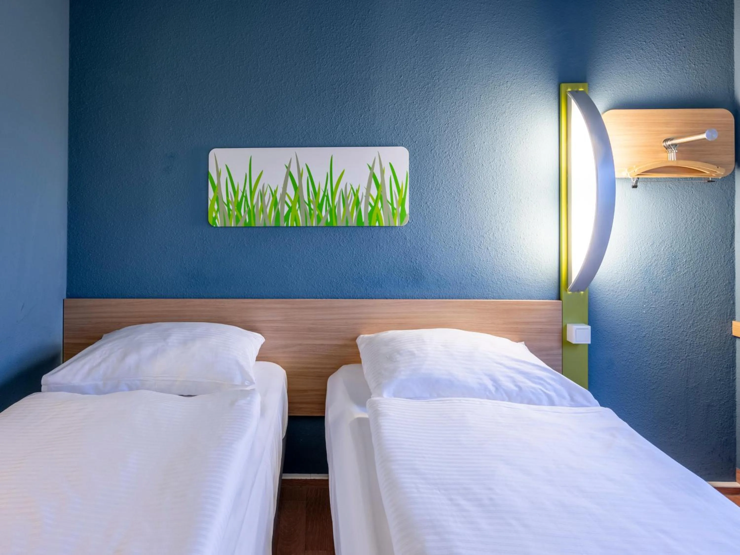 Photo of the whole room, Bed in ibis budget Düsseldorf Airport