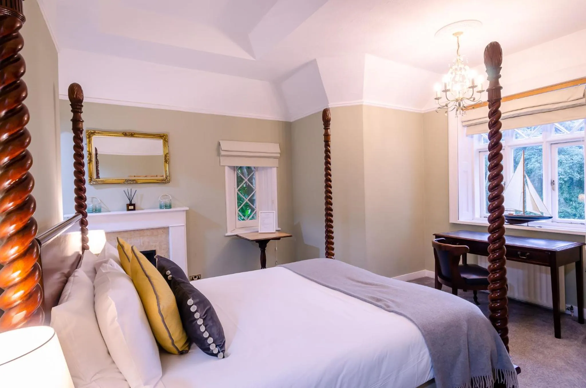 Bed in The Alverbank Hotel