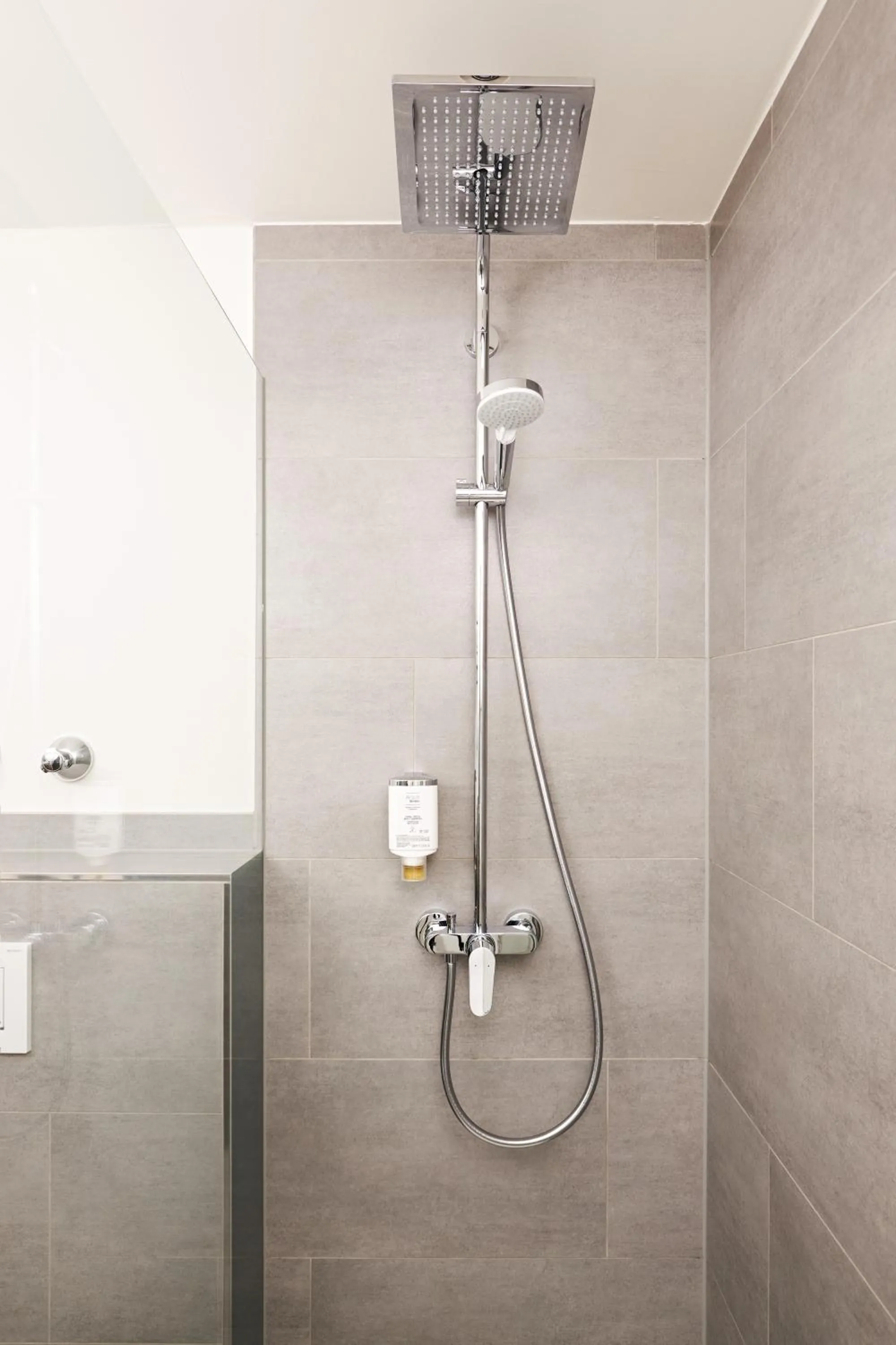 Shower in Hotel Stadt Grevenbroich mit Klimaanlage