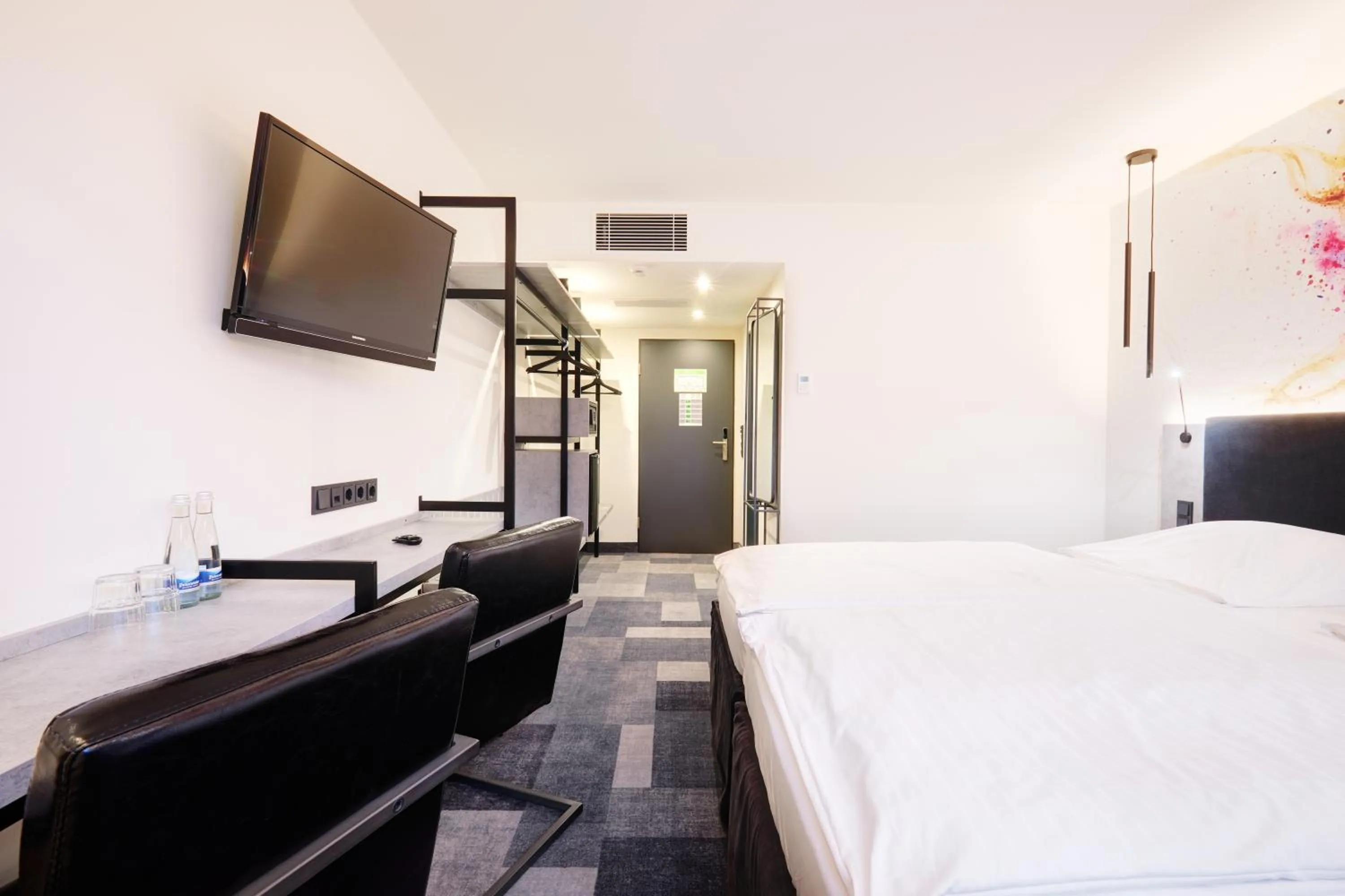 Photo of the whole room, Bed in Hotel Stadt Grevenbroich mit Klimaanlage