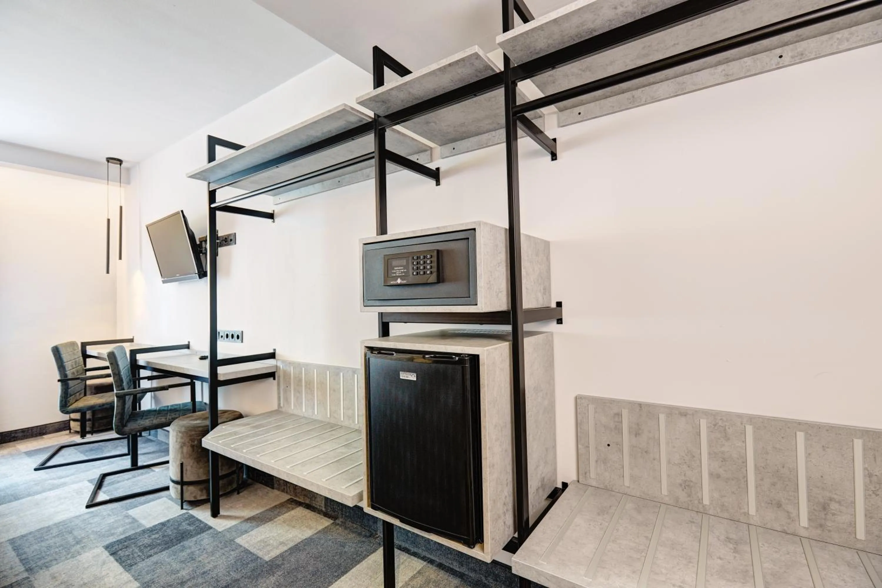 Toilet in Hotel Stadt Grevenbroich mit Klimaanlage