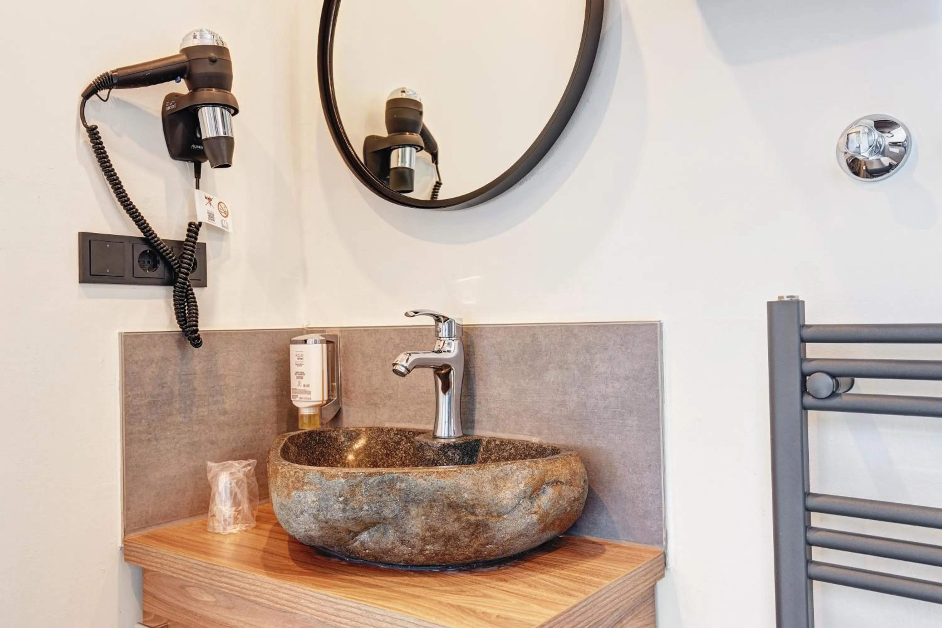 Bathroom in Hotel Stadt Grevenbroich mit Klimaanlage