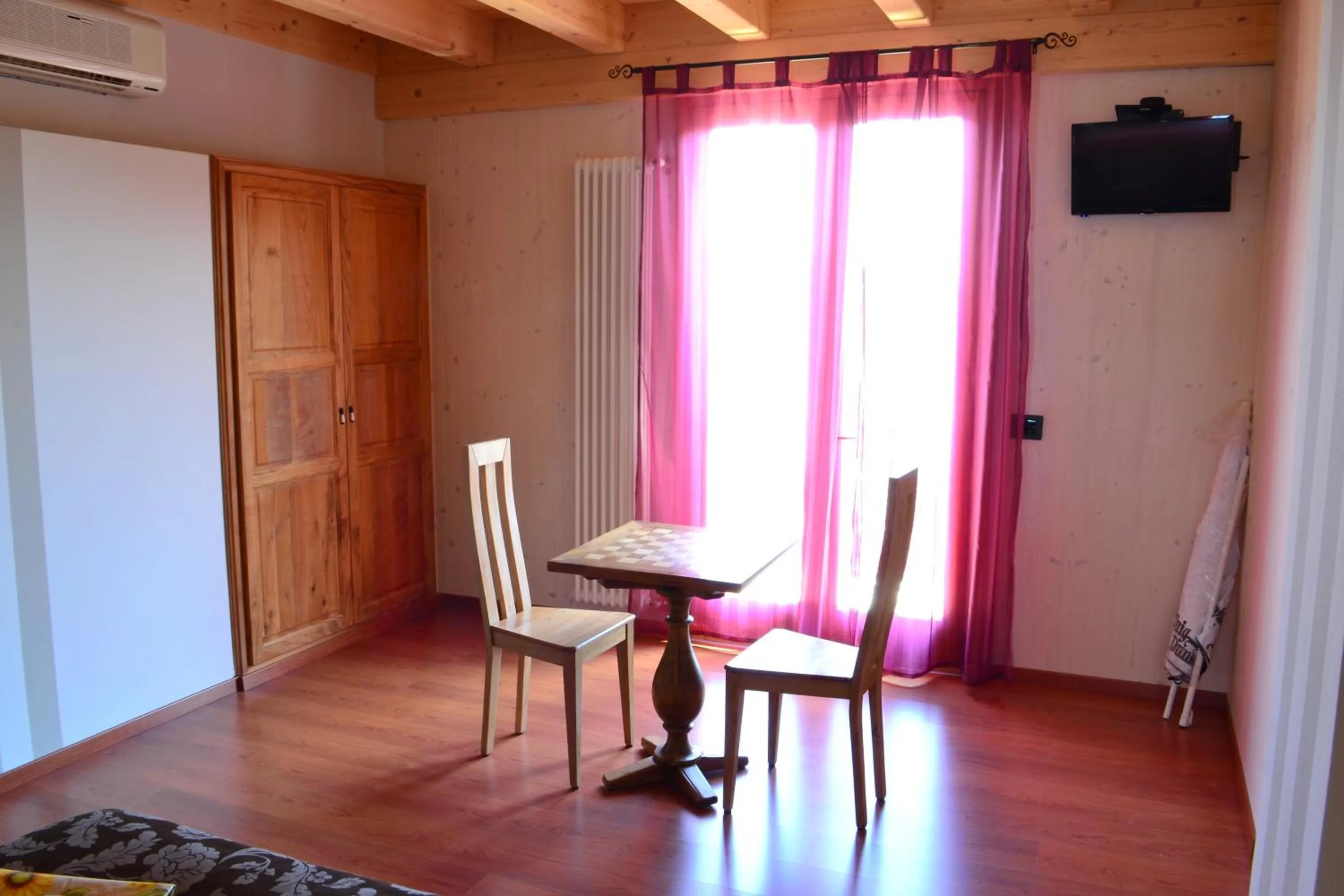 Photo of the whole room in Il Camino